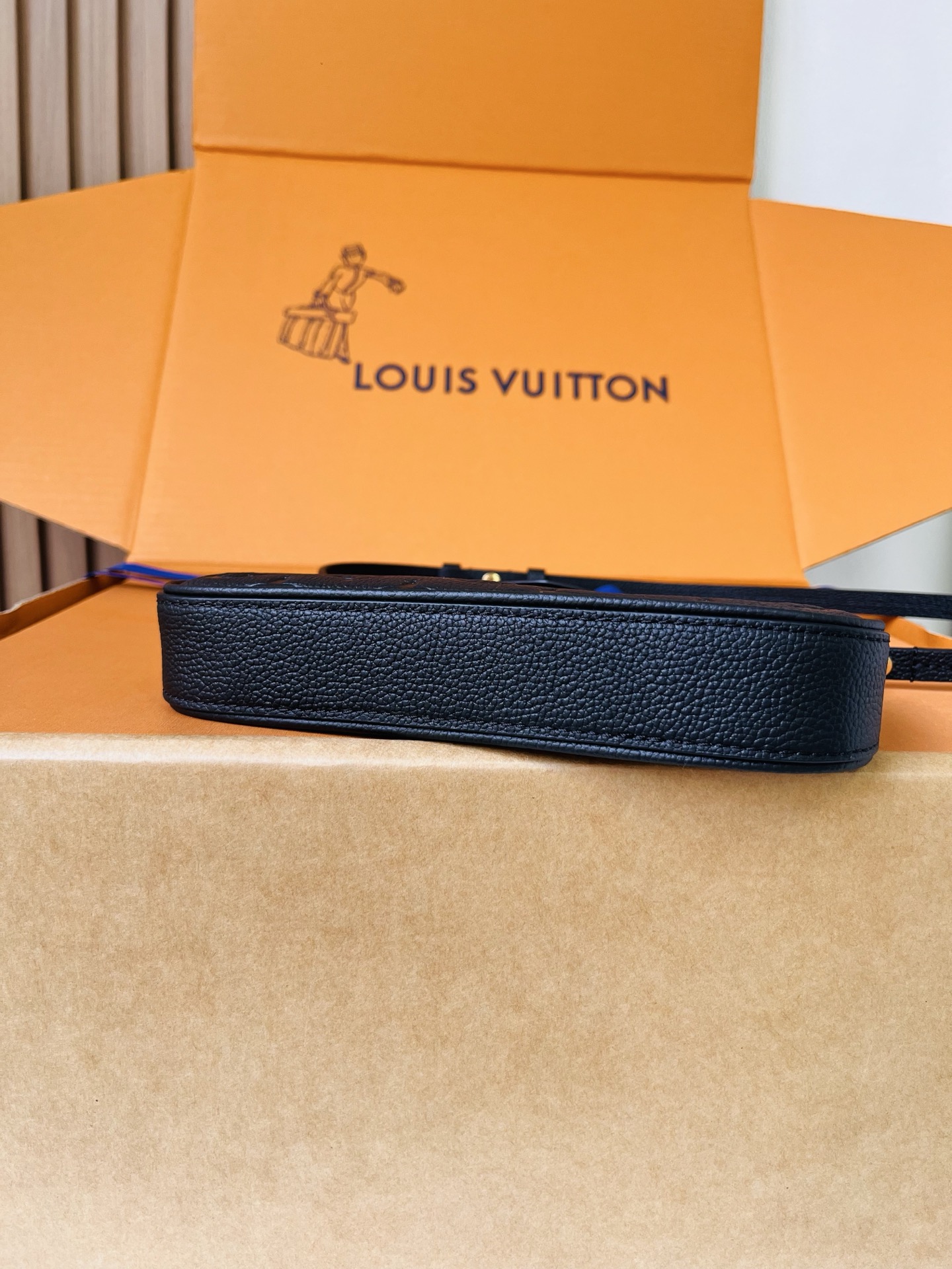 LV高仿黑色Monogram Empreinte鏈條腋下包 女士皮革斜背包| 11 LV高仿黑色Monogram Empreinte鏈條腋下包 女士皮革斜背包