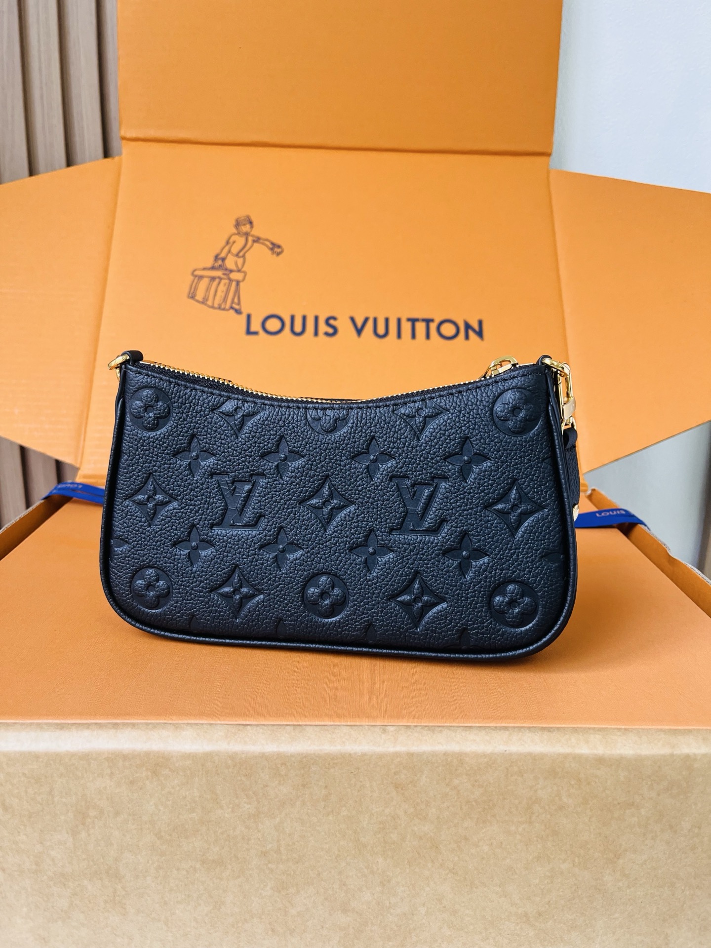 LV高仿黑色Monogram Empreinte鏈條腋下包 女士皮革斜背包| 10 LV高仿黑色Monogram Empreinte鏈條腋下包 女士皮革斜背包