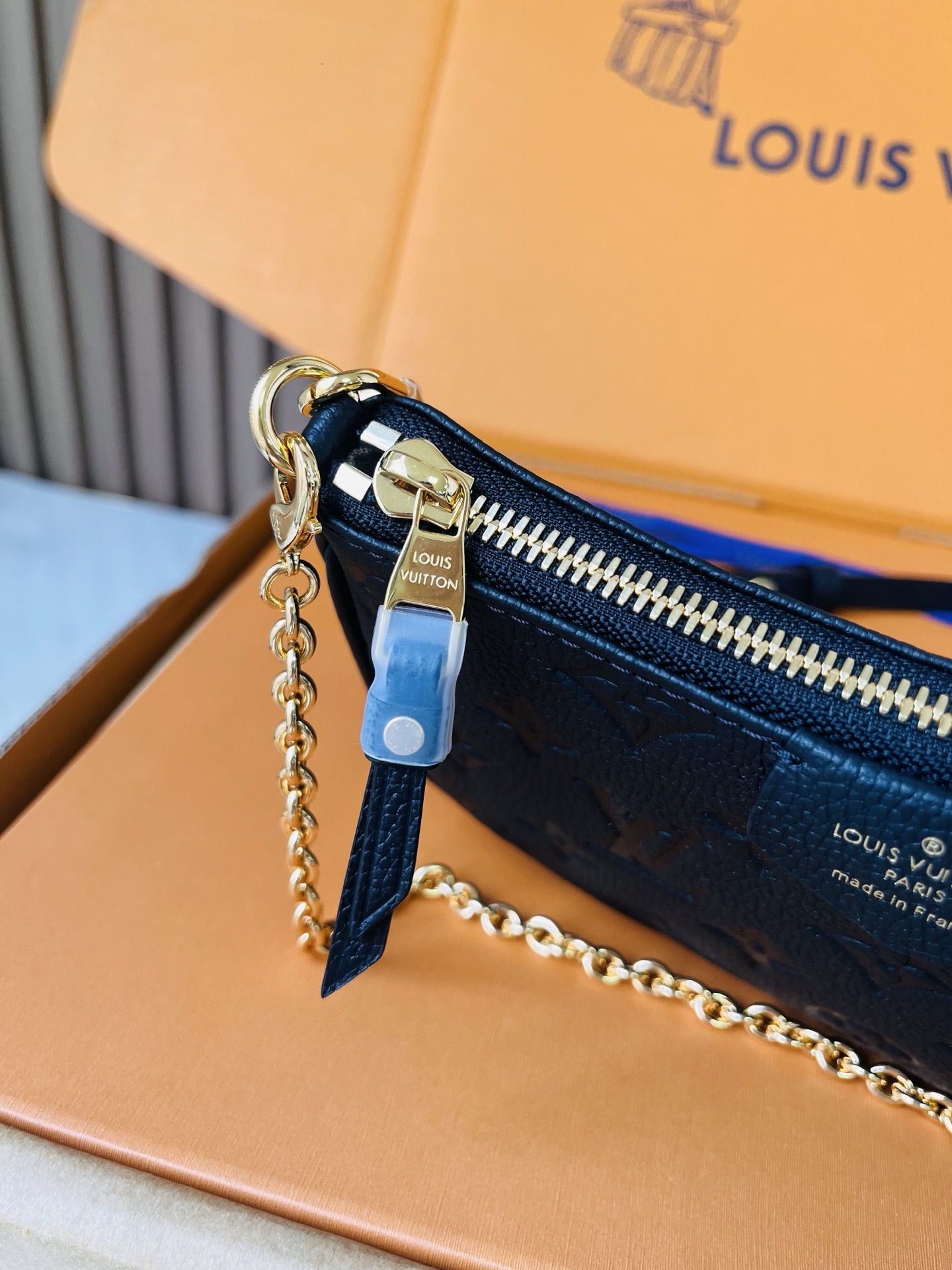 LV高仿黑色Monogram Empreinte鏈條腋下包 女士皮革斜背包| 8 LV高仿黑色Monogram Empreinte鏈條腋下包 女士皮革斜背包
