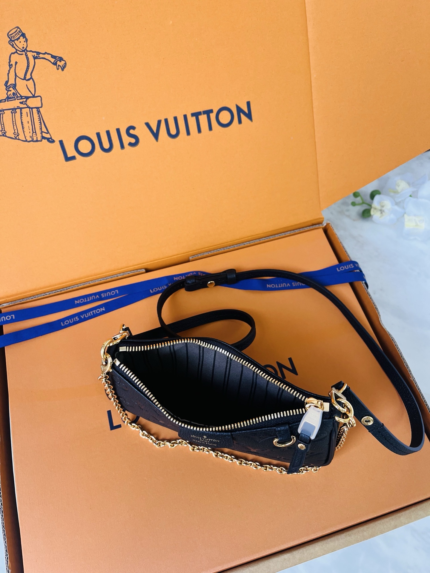 LV高仿黑色Monogram Empreinte鏈條腋下包 女士皮革斜背包| 7 LV高仿黑色Monogram Empreinte鏈條腋下包 女士皮革斜背包