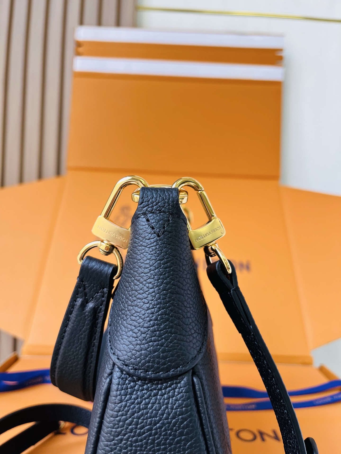 LV一比一黑色Monogram Empreinte皮革腋下包 女士單肩斜背包| 12 LV一比一黑色Monogram Empreinte皮革腋下包 女士單肩斜背包