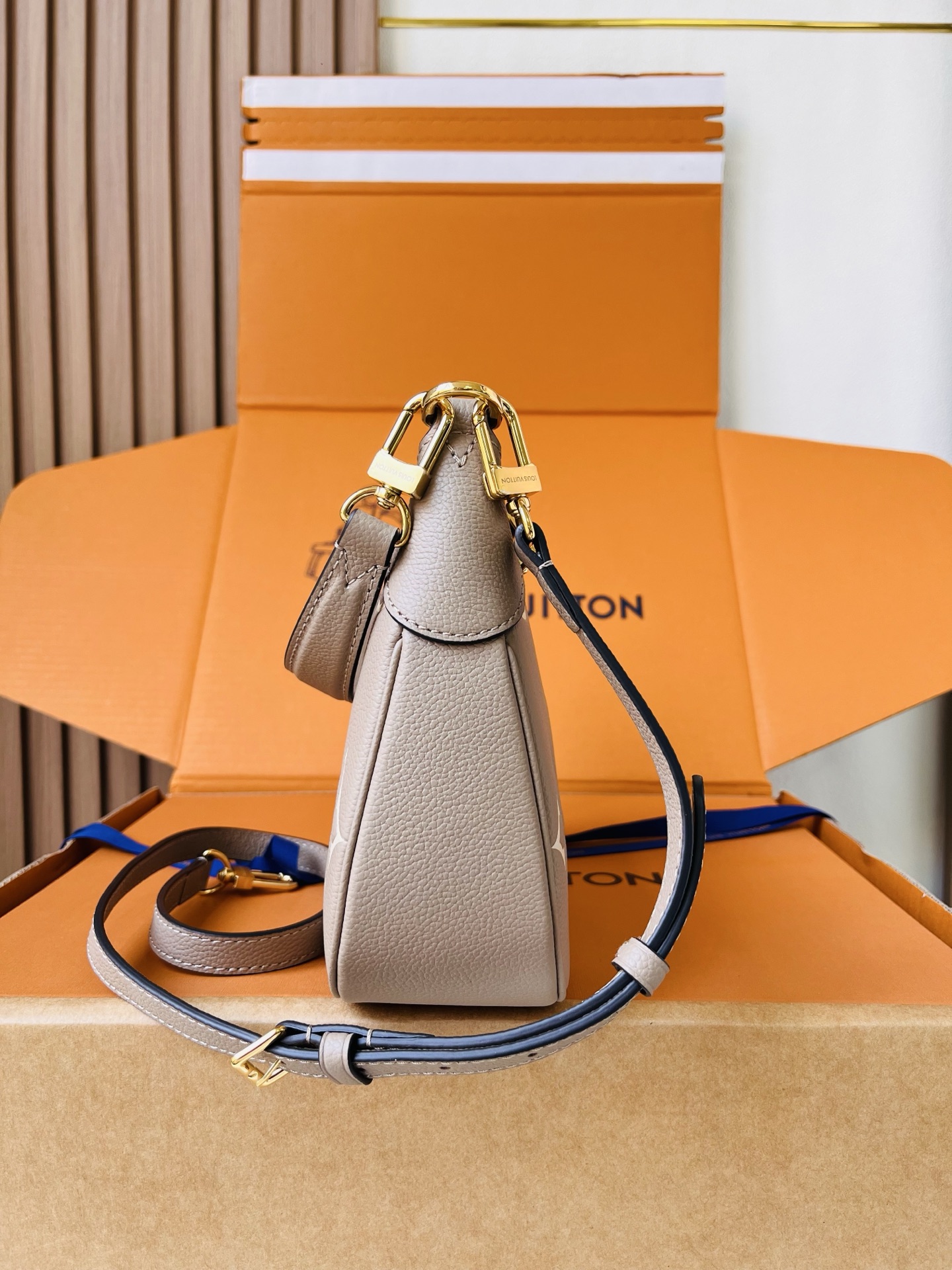 LV原單灰褐色Monogram Empreinte皮革腋下包 女士斜背包| 13 LV原單灰褐色Monogram Empreinte皮革腋下包 女士斜背包