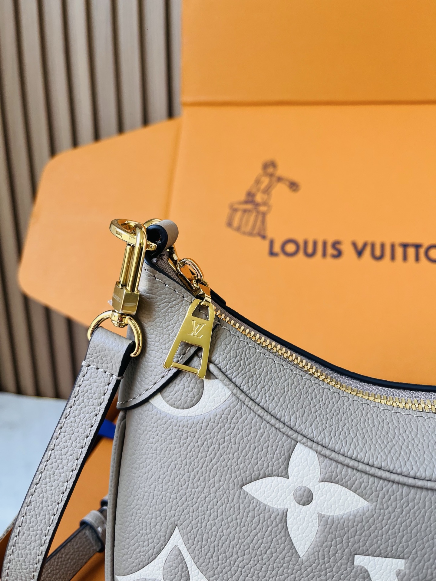LV原單灰褐色Monogram Empreinte皮革腋下包 女士斜背包| 9 LV原單灰褐色Monogram Empreinte皮革腋下包 女士斜背包