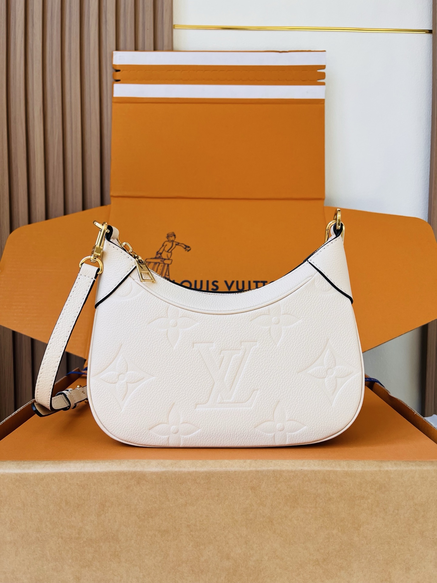 LV高仿白色Monogram Empreinte皮革腋下包 女士單肩斜背包