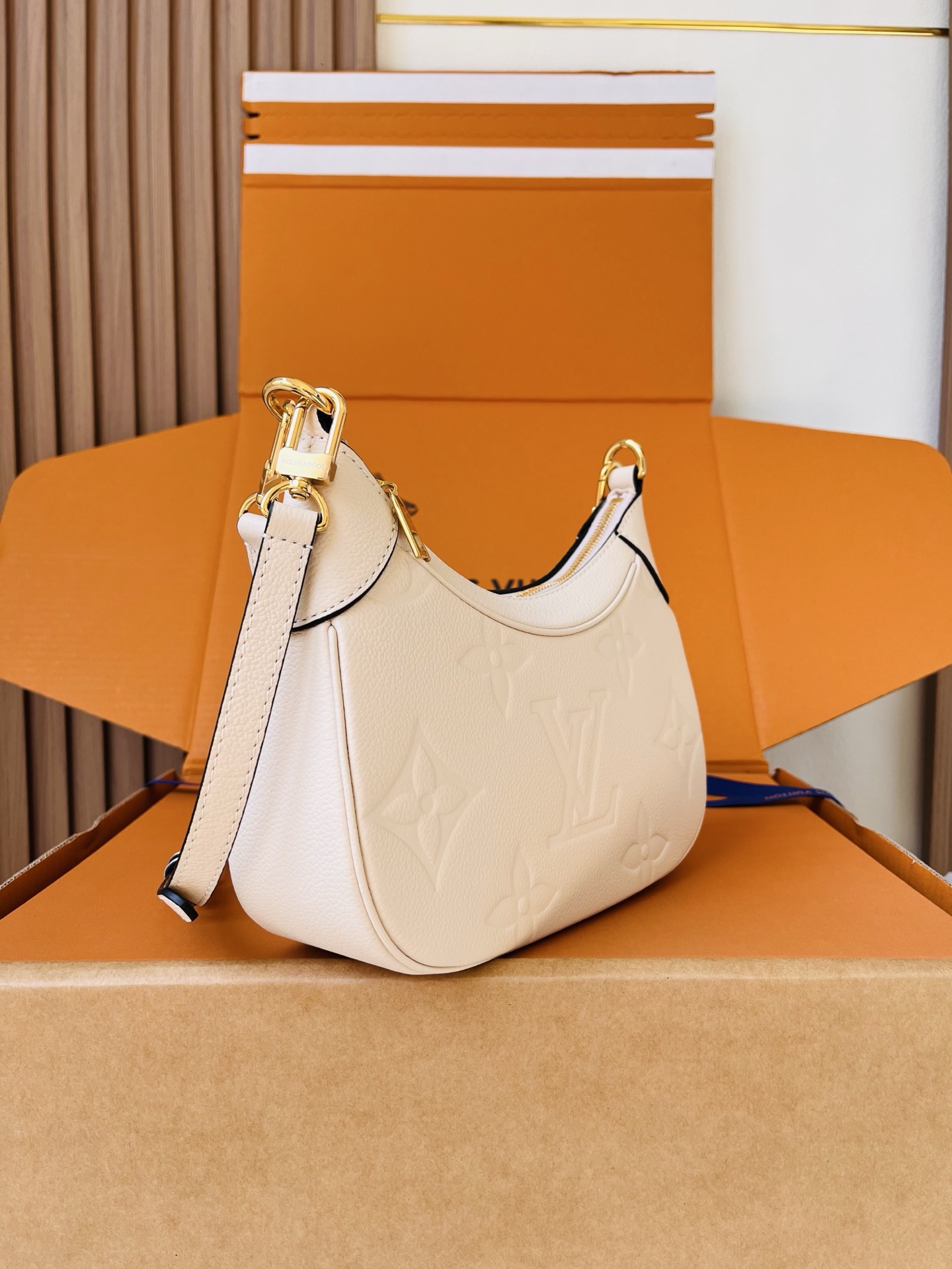 LV高仿白色Monogram Empreinte皮革腋下包 女士單肩斜背包| 14 LV高仿白色Monogram Empreinte皮革腋下包 女士單肩斜背包