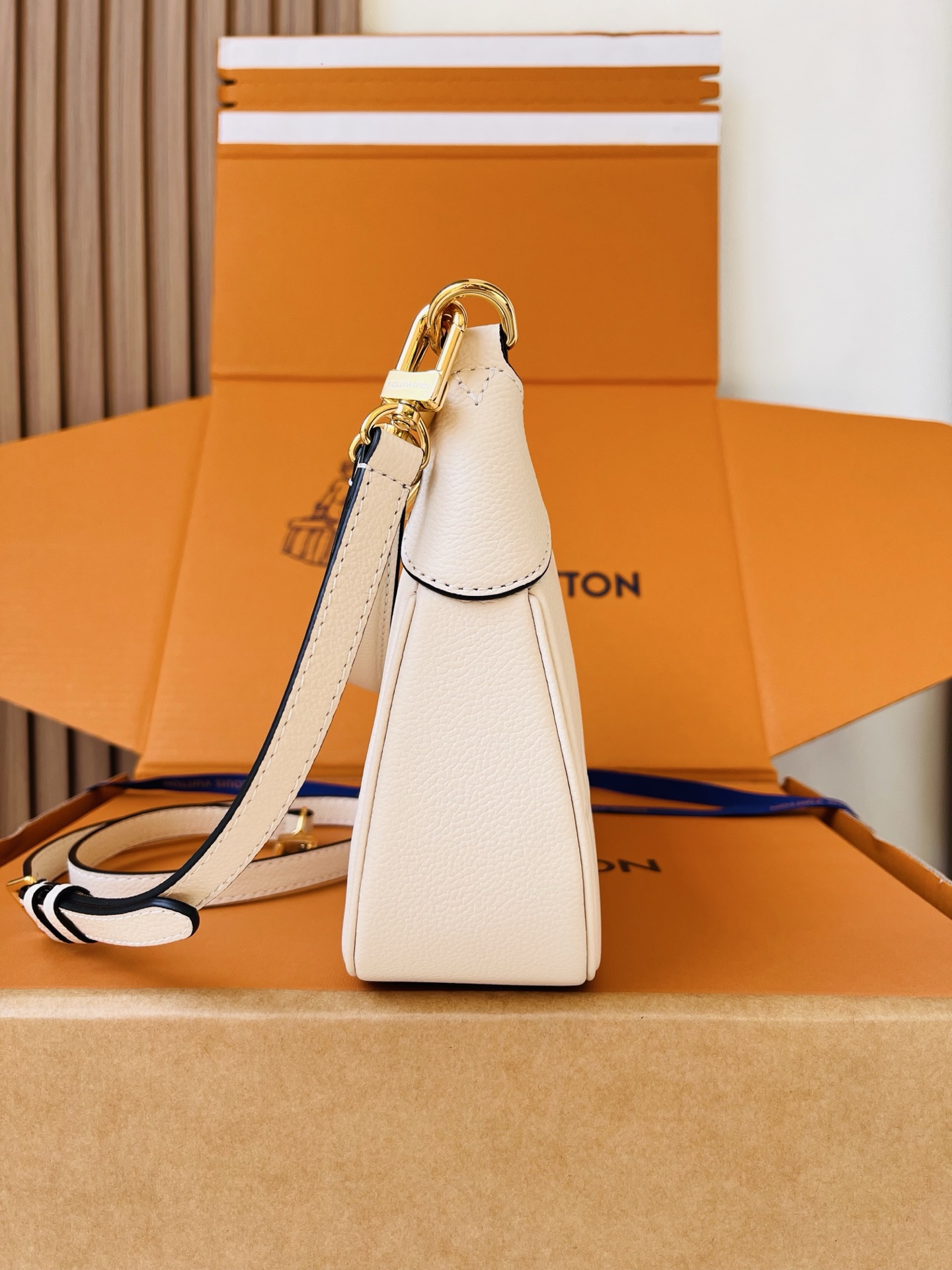 LV高仿白色Monogram Empreinte皮革腋下包 女士單肩斜背包| 13 LV高仿白色Monogram Empreinte皮革腋下包 女士單肩斜背包