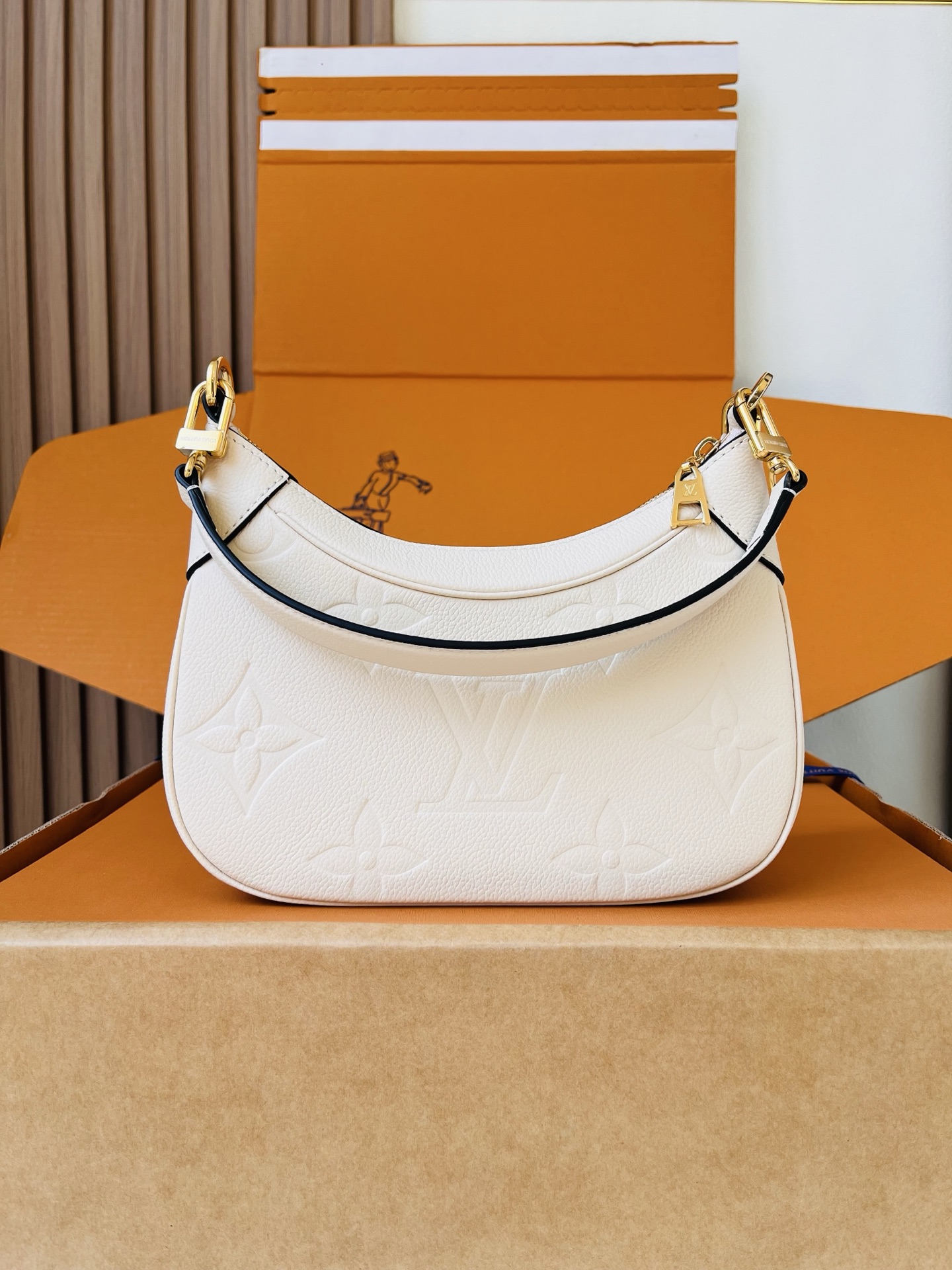 LV高仿白色Monogram Empreinte皮革腋下包 女士單肩斜背包| 12 LV高仿白色Monogram Empreinte皮革腋下包 女士單肩斜背包
