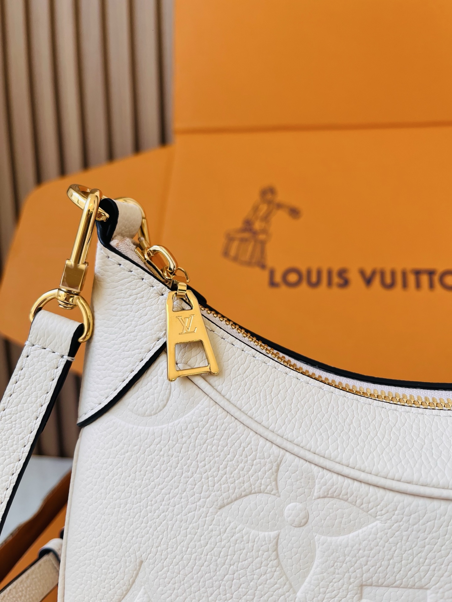 LV高仿白色Monogram Empreinte皮革腋下包 女士單肩斜背包| 9 LV高仿白色Monogram Empreinte皮革腋下包 女士單肩斜背包
