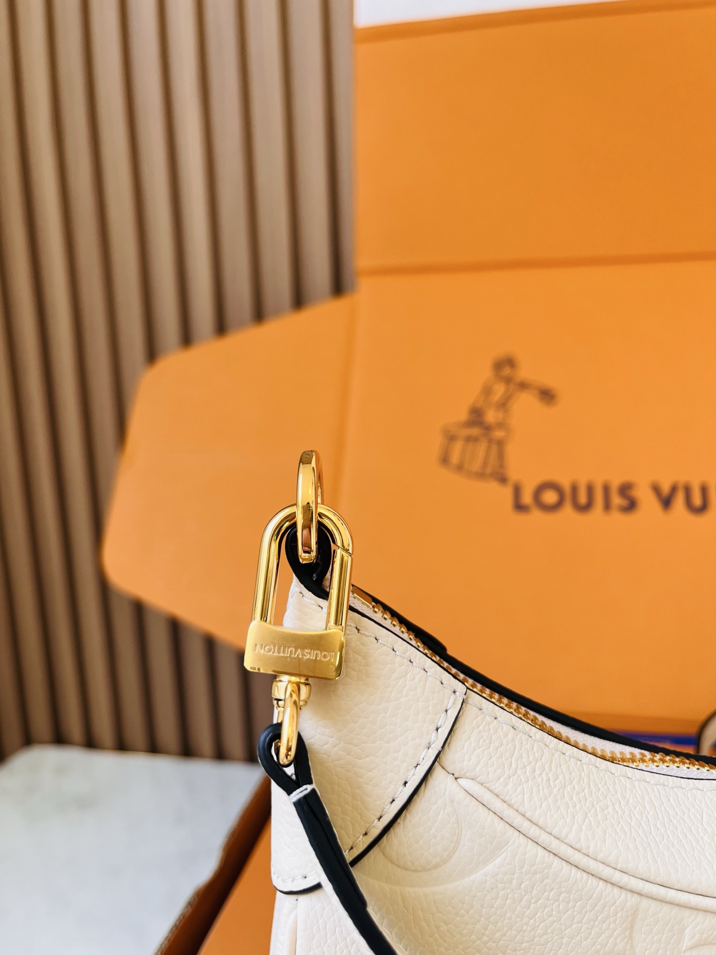 LV高仿白色Monogram Empreinte皮革腋下包 女士單肩斜背包| 8 LV高仿白色Monogram Empreinte皮革腋下包 女士單肩斜背包
