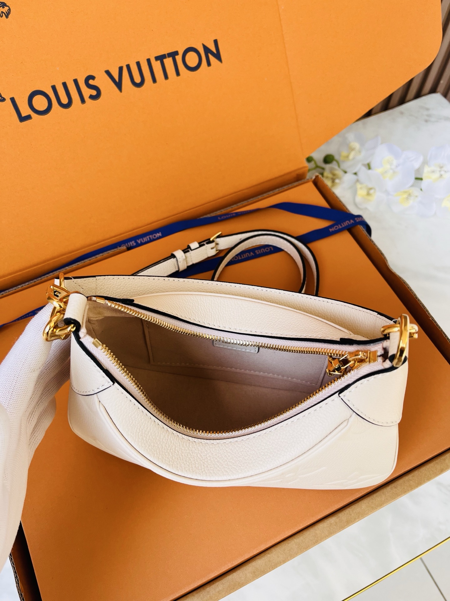 LV高仿白色Monogram Empreinte皮革腋下包 女士單肩斜背包| 7 LV高仿白色Monogram Empreinte皮革腋下包 女士單肩斜背包