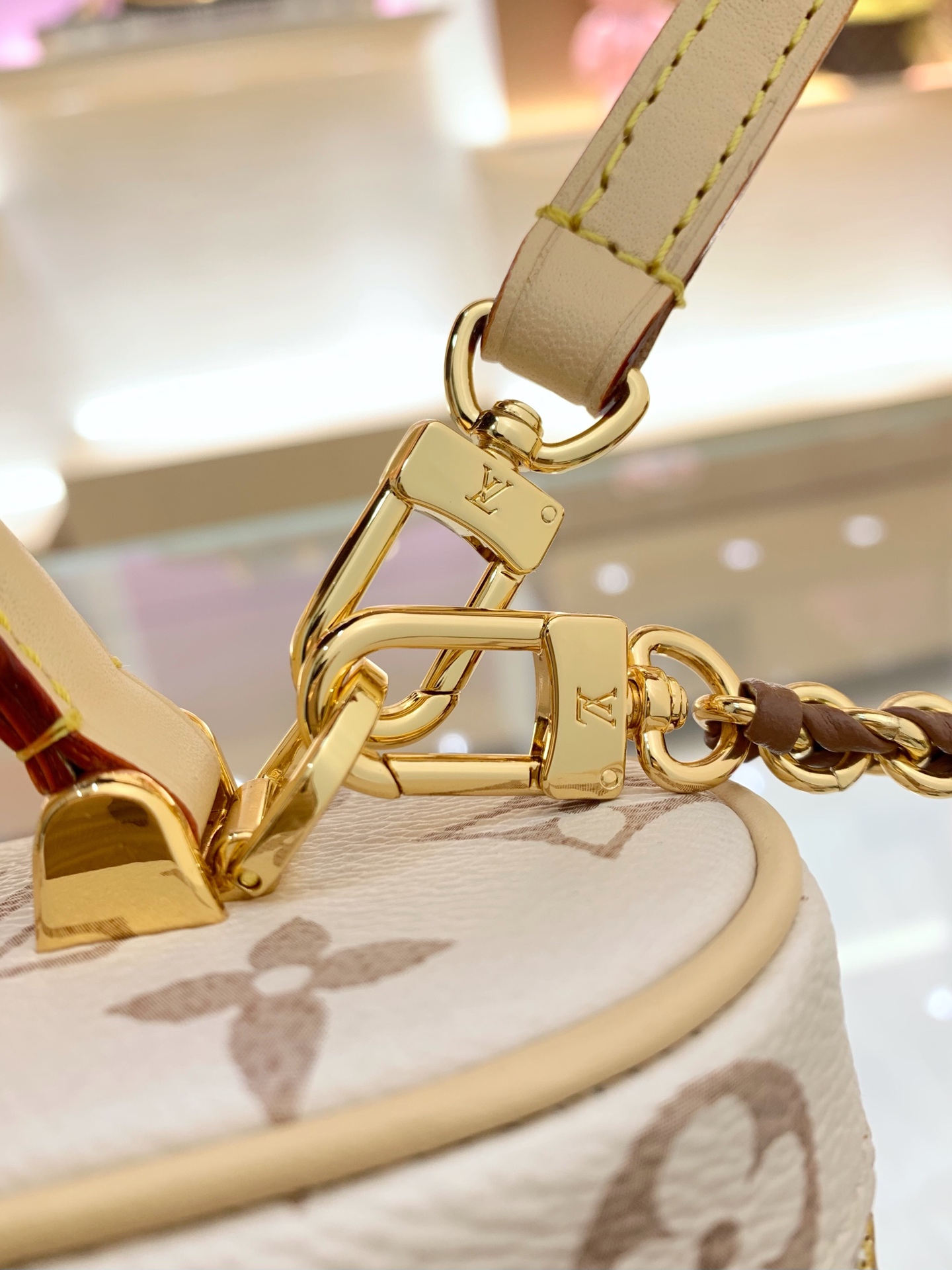 LV高仿女士白色老花化妝箱斜背包金色鏈條精緻吸睛2026時尚款| 15 LV高仿女士白色老花化妝箱斜背包金色鏈條精緻吸睛2026時尚款