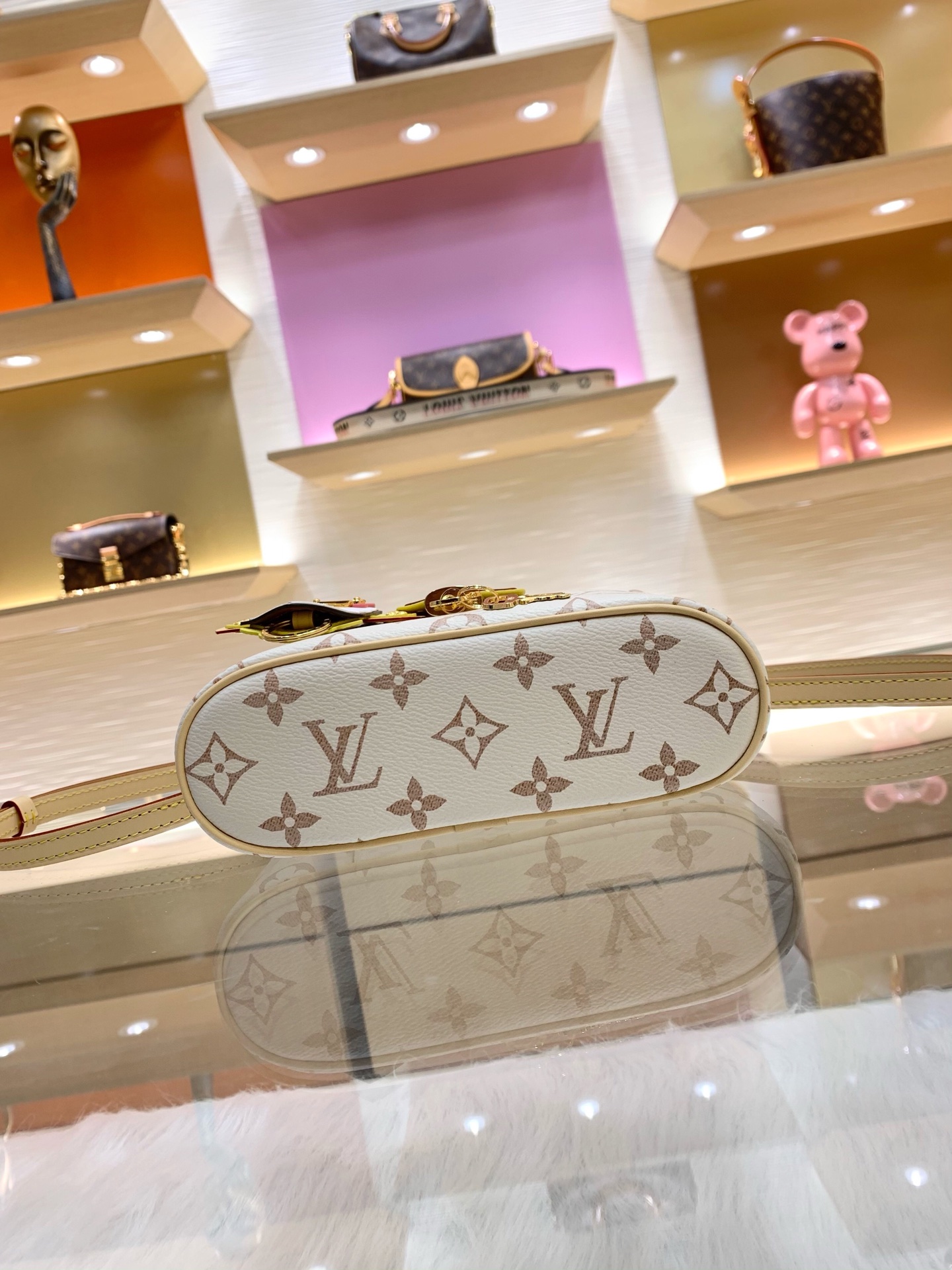 LV高仿女士白色老花化妝箱斜背包金色鏈條精緻吸睛2026時尚款| 12 LV高仿女士白色老花化妝箱斜背包金色鏈條精緻吸睛2026時尚款