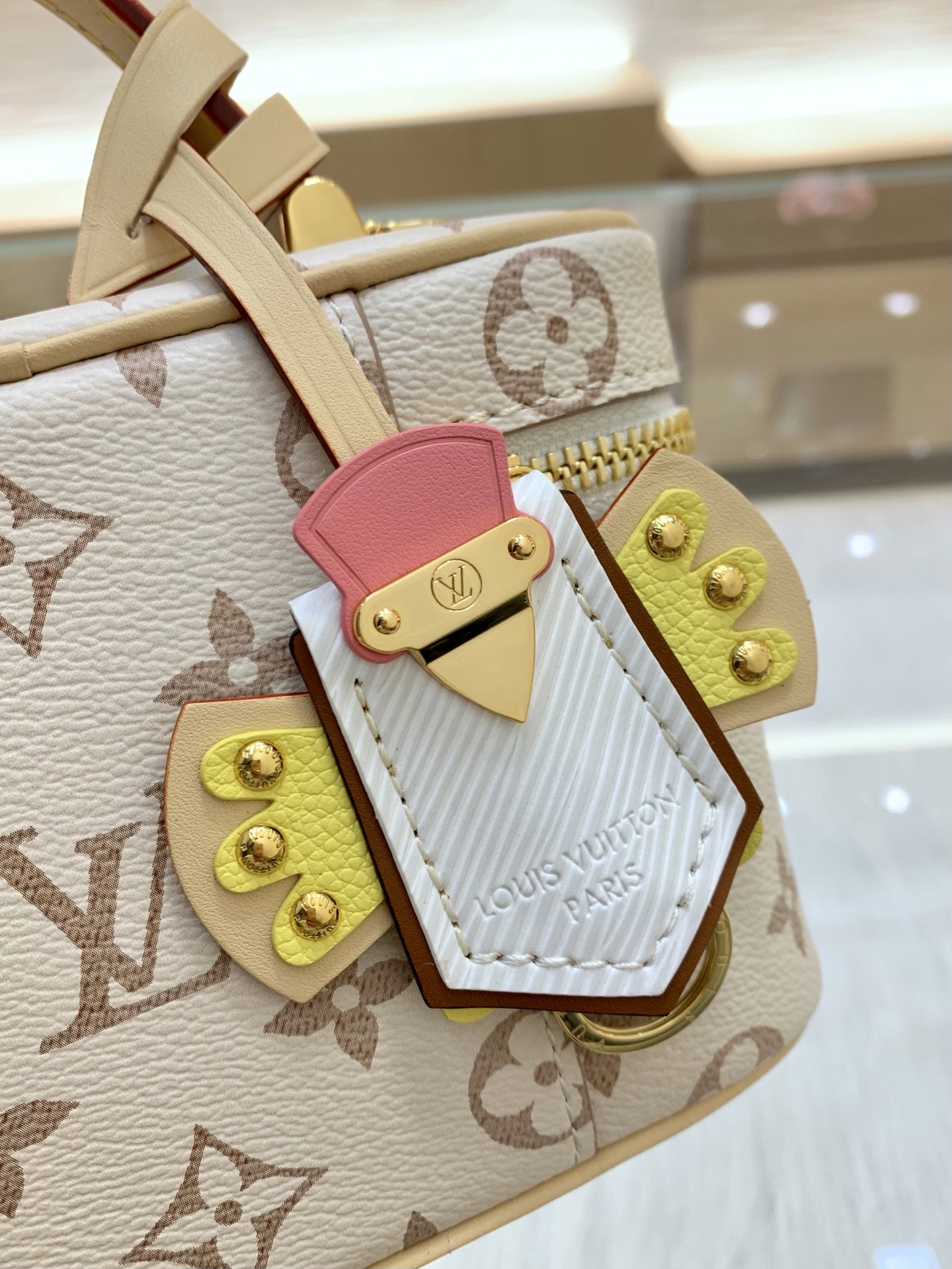 LV高仿女士白色老花化妝箱斜背包金色鏈條精緻吸睛2026時尚款| 7 LV高仿女士白色老花化妝箱斜背包金色鏈條精緻吸睛2026時尚款