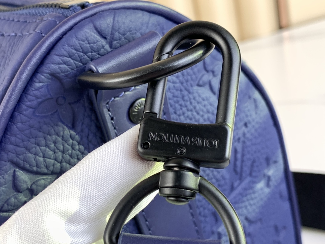 LV一比一男女款藍色壓紋手提包立體老花寬肩帶2026時尚旅行款| 9 LV一比一男女款藍色壓紋手提包立體老花寬肩帶2026時尚旅行款