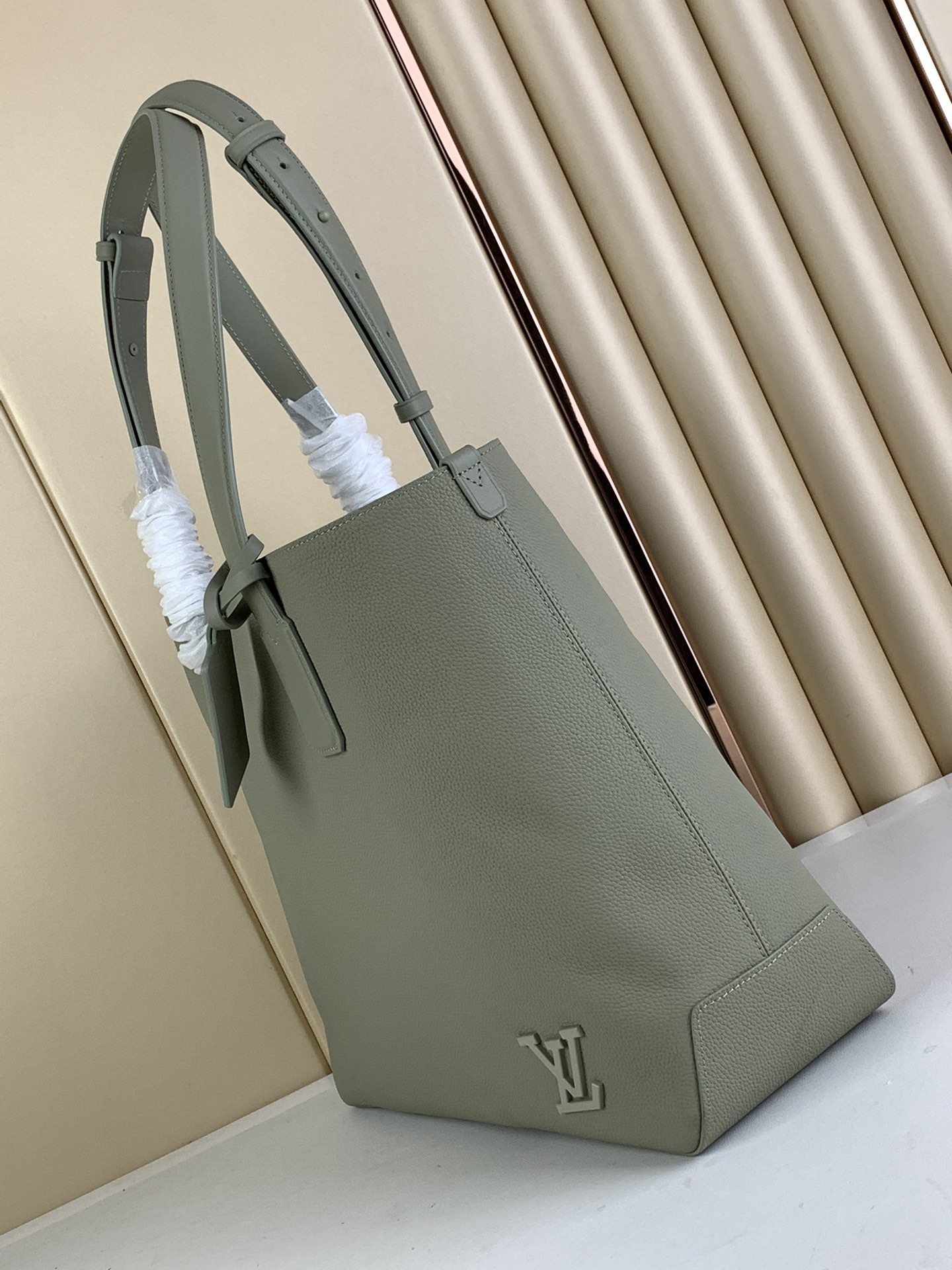 LV A貨男女款灰綠色皮革托特包簡約大容量通勤2026低調商務款| 14 LV A貨男女款灰綠色皮革托特包簡約大容量通勤2026低調商務款
