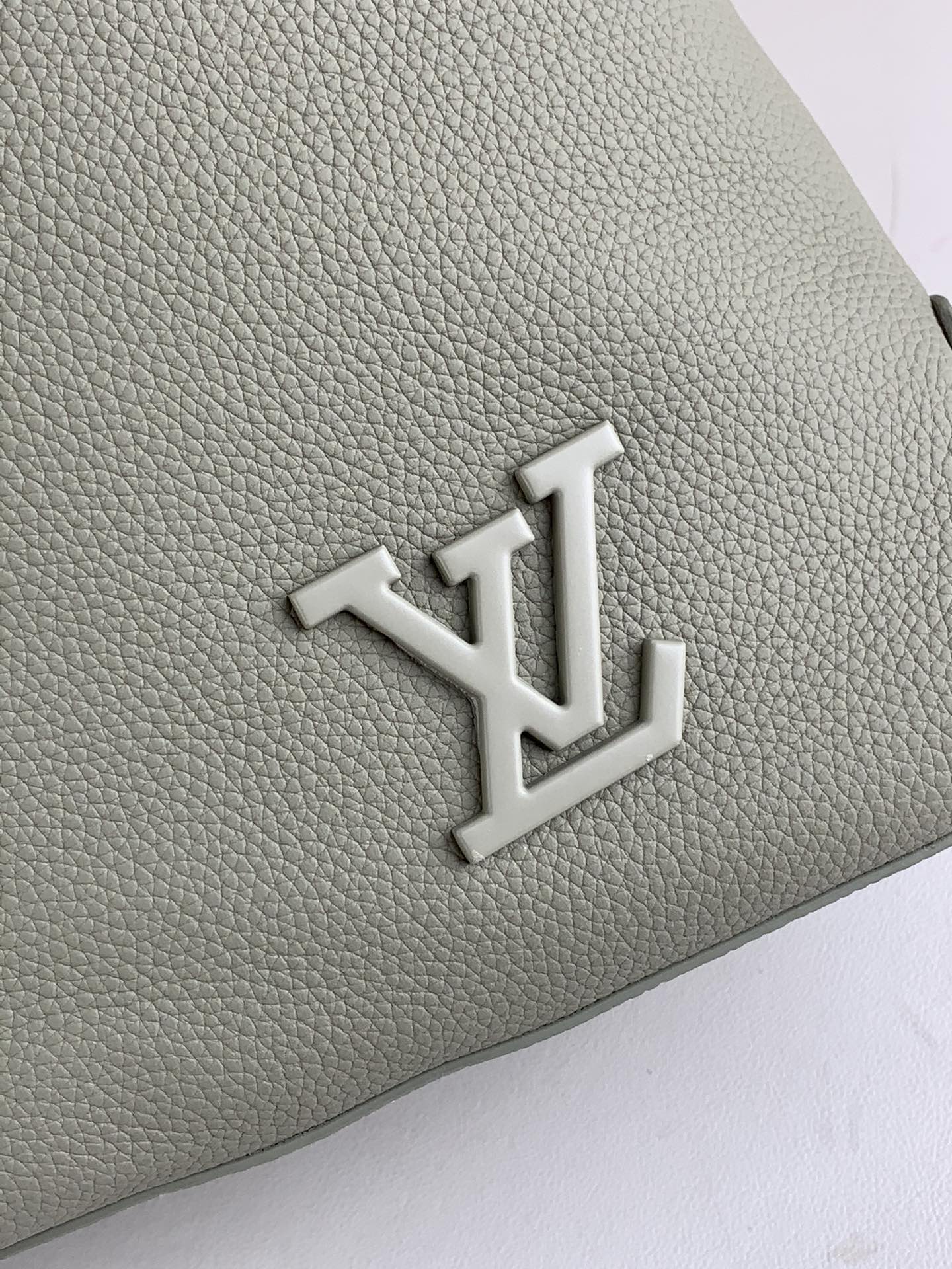 LV A貨男女款灰綠色皮革托特包簡約大容量通勤2026低調商務款| 9 LV A貨男女款灰綠色皮革托特包簡約大容量通勤2026低調商務款