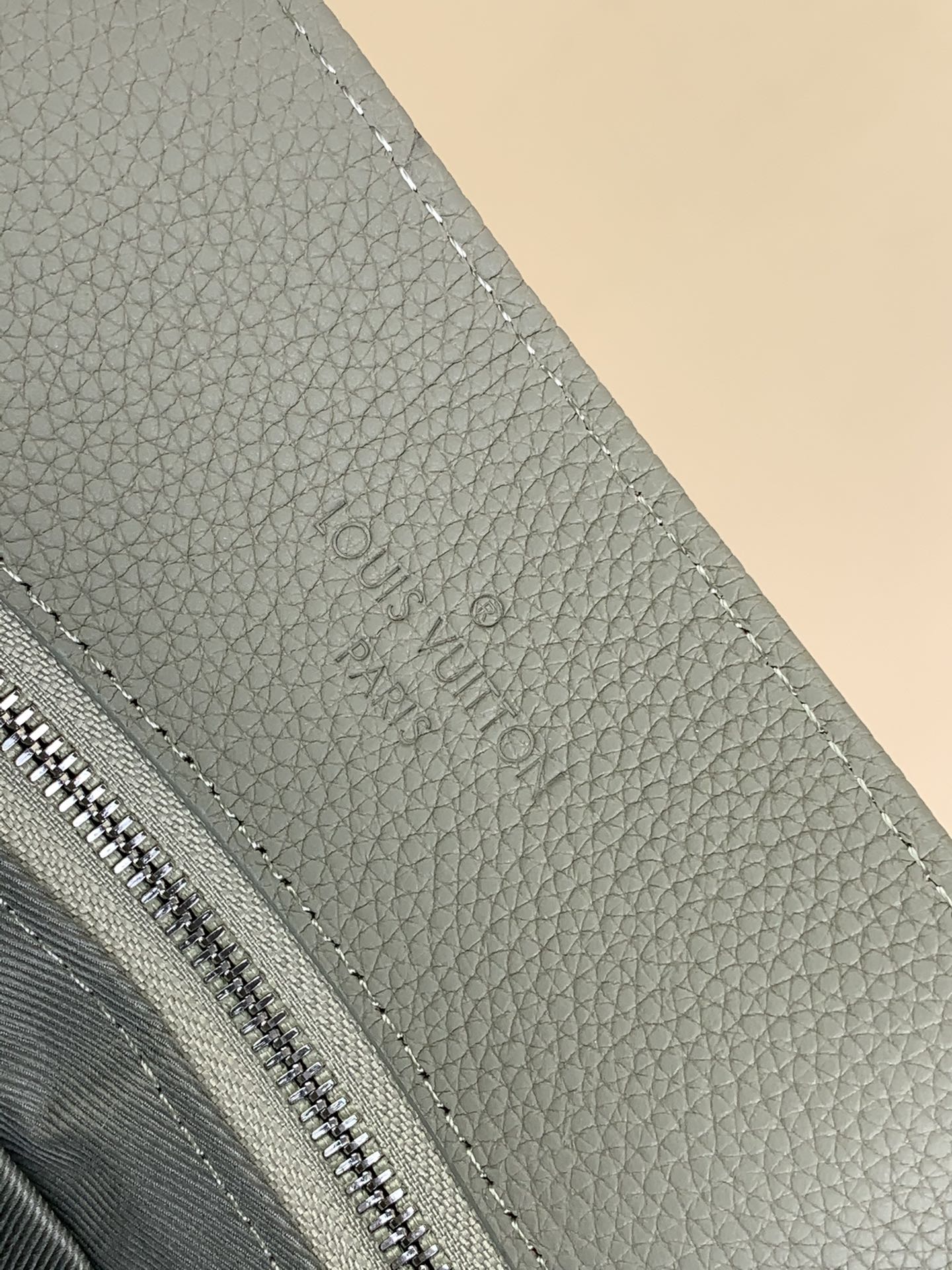 LV A貨男女款灰綠色皮革托特包簡約大容量通勤2026低調商務款| 8 LV A貨男女款灰綠色皮革托特包簡約大容量通勤2026低調商務款