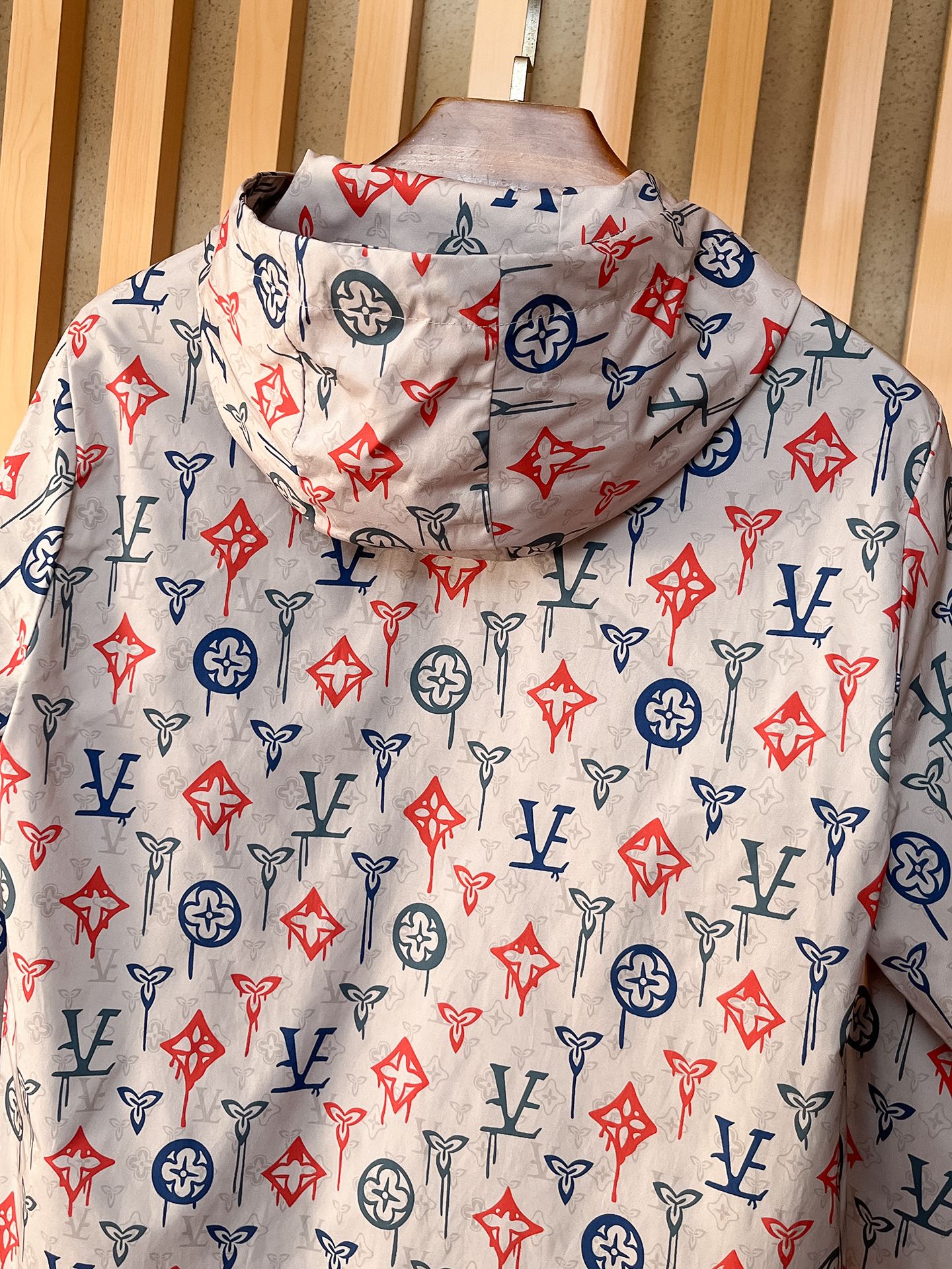 LV一比一米色紅藍Monogram印花連帽外套 男士薄款風衣| 11 LV一比一米色紅藍Monogram印花連帽外套 男士薄款風衣