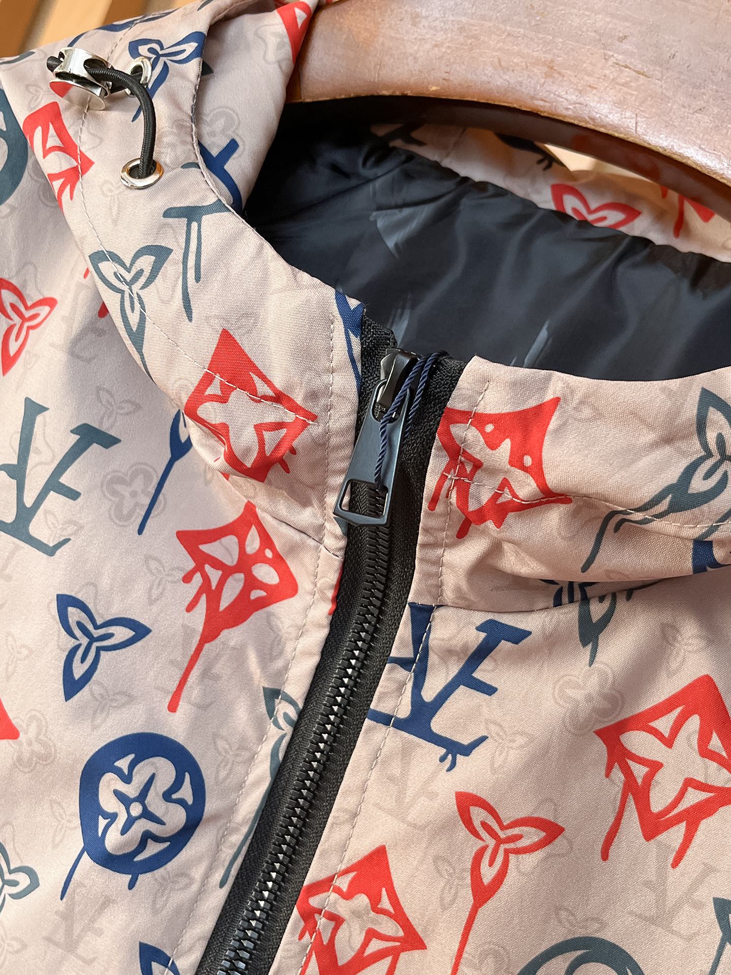 LV一比一米色紅藍Monogram印花連帽外套 男士薄款風衣| 10 LV一比一米色紅藍Monogram印花連帽外套 男士薄款風衣