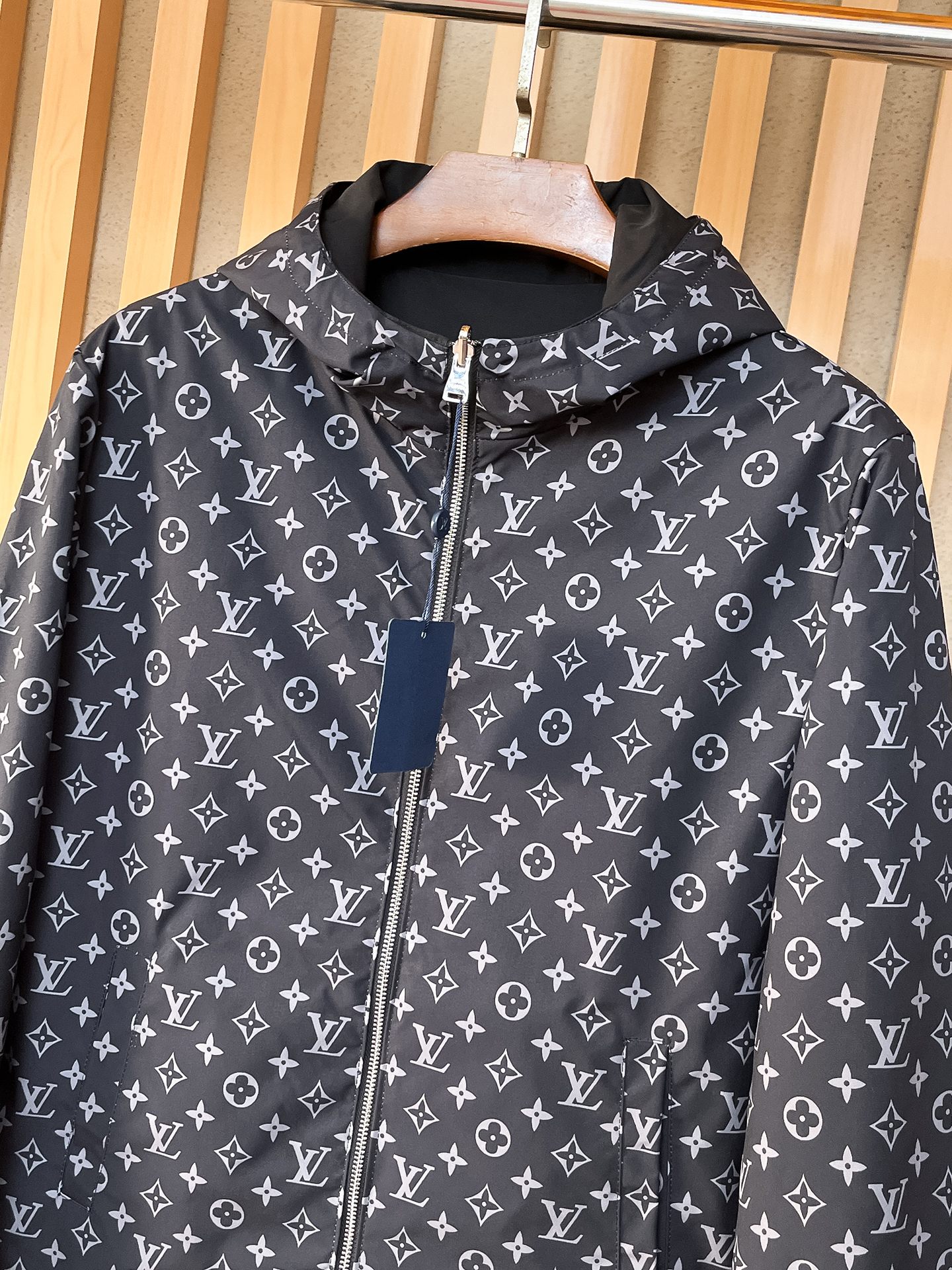 LV高仿黑色簡約刺繡連帽外套 男士百搭休閒夾克| 17 LV高仿黑色簡約刺繡連帽外套 男士百搭休閒夾克