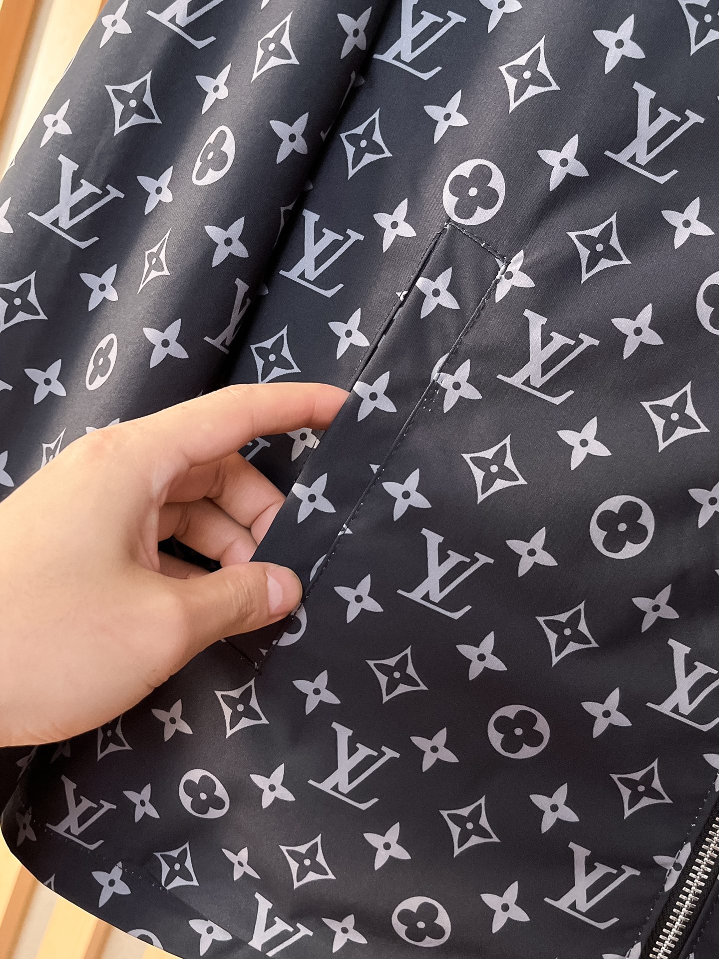LV高仿黑色簡約刺繡連帽外套 男士百搭休閒夾克| 16 LV高仿黑色簡約刺繡連帽外套 男士百搭休閒夾克