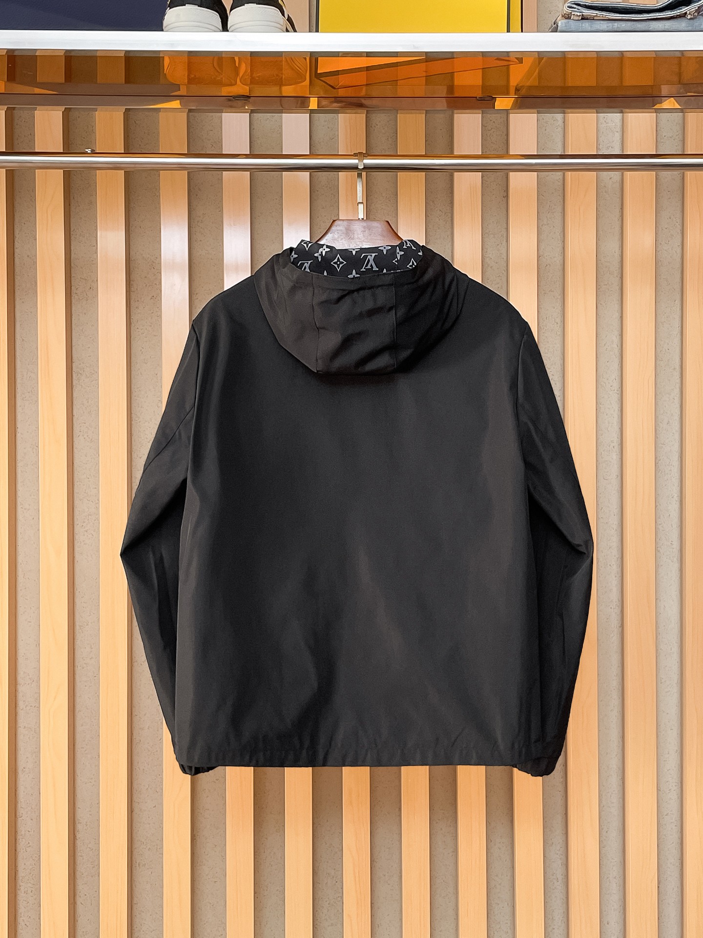 LV高仿黑色簡約刺繡連帽外套 男士百搭休閒夾克| 14 LV高仿黑色簡約刺繡連帽外套 男士百搭休閒夾克