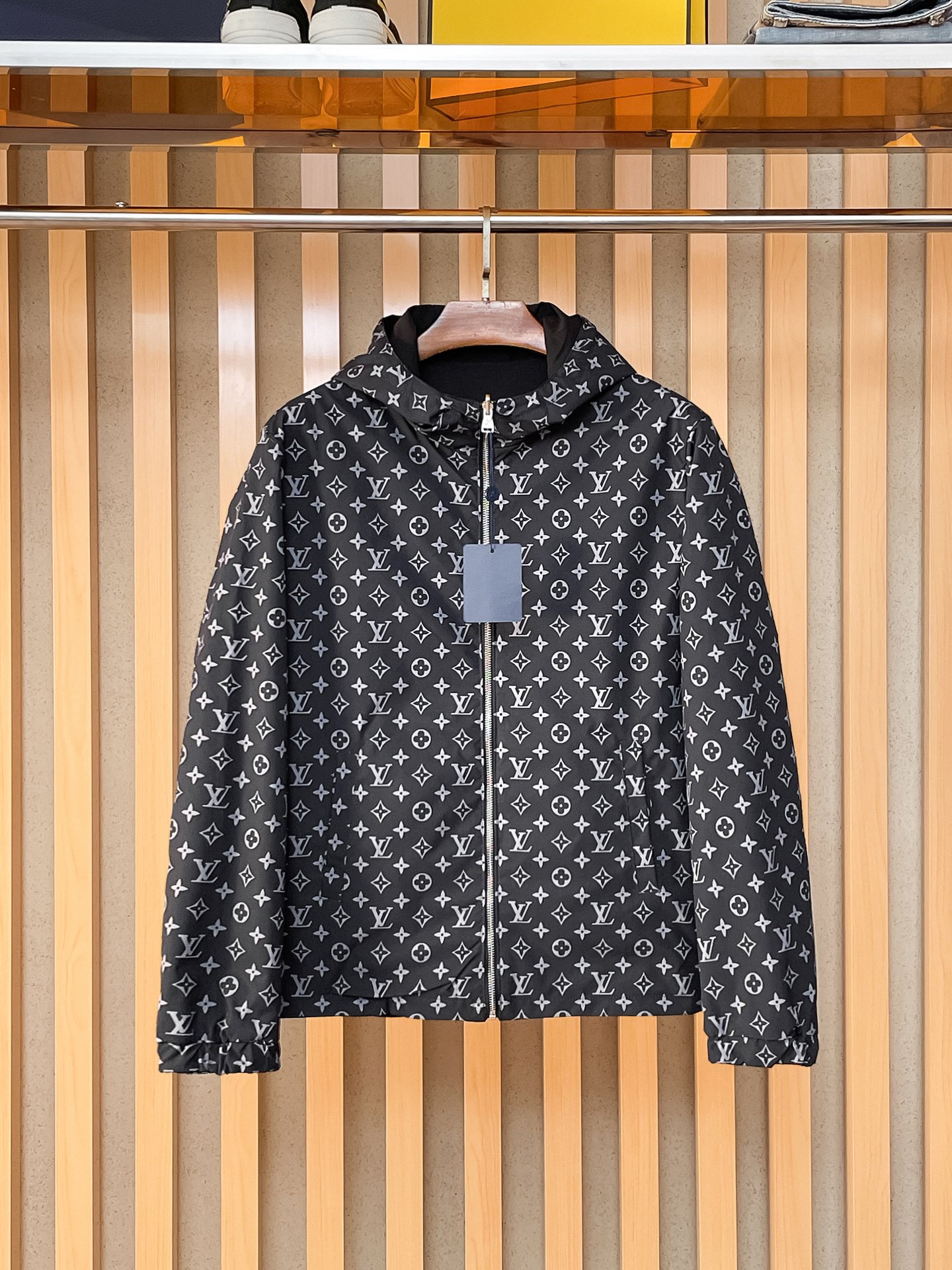 LV高仿黑色簡約刺繡連帽外套 男士百搭休閒夾克| 13 LV高仿黑色簡約刺繡連帽外套 男士百搭休閒夾克
