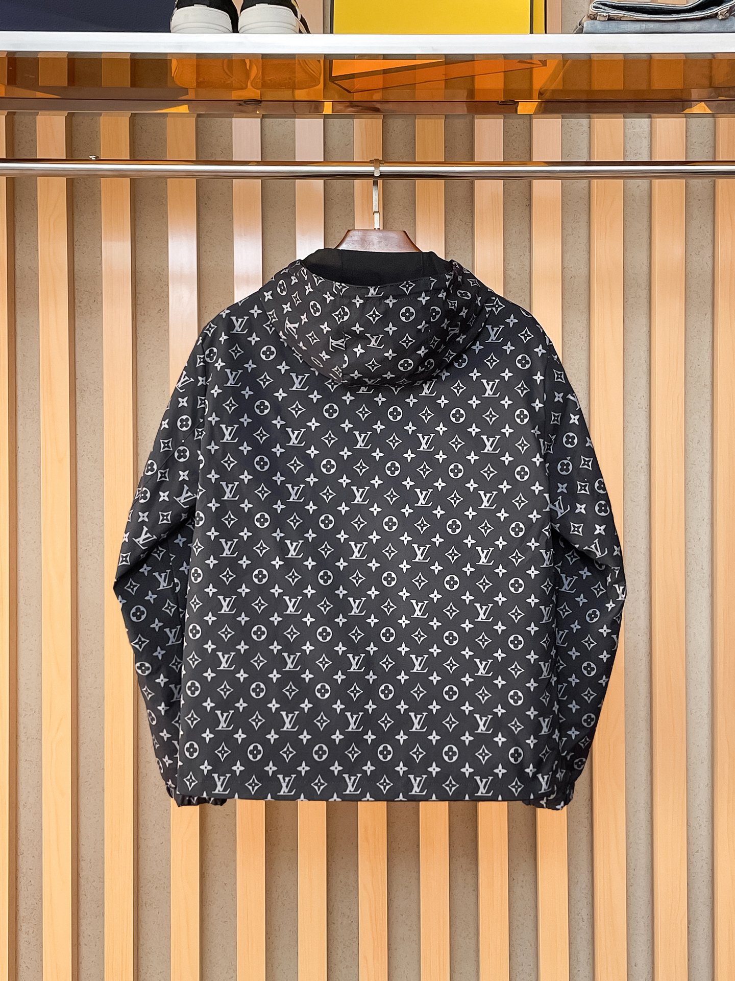 LV高仿黑色簡約刺繡連帽外套 男士百搭休閒夾克| 12 LV高仿黑色簡約刺繡連帽外套 男士百搭休閒夾克