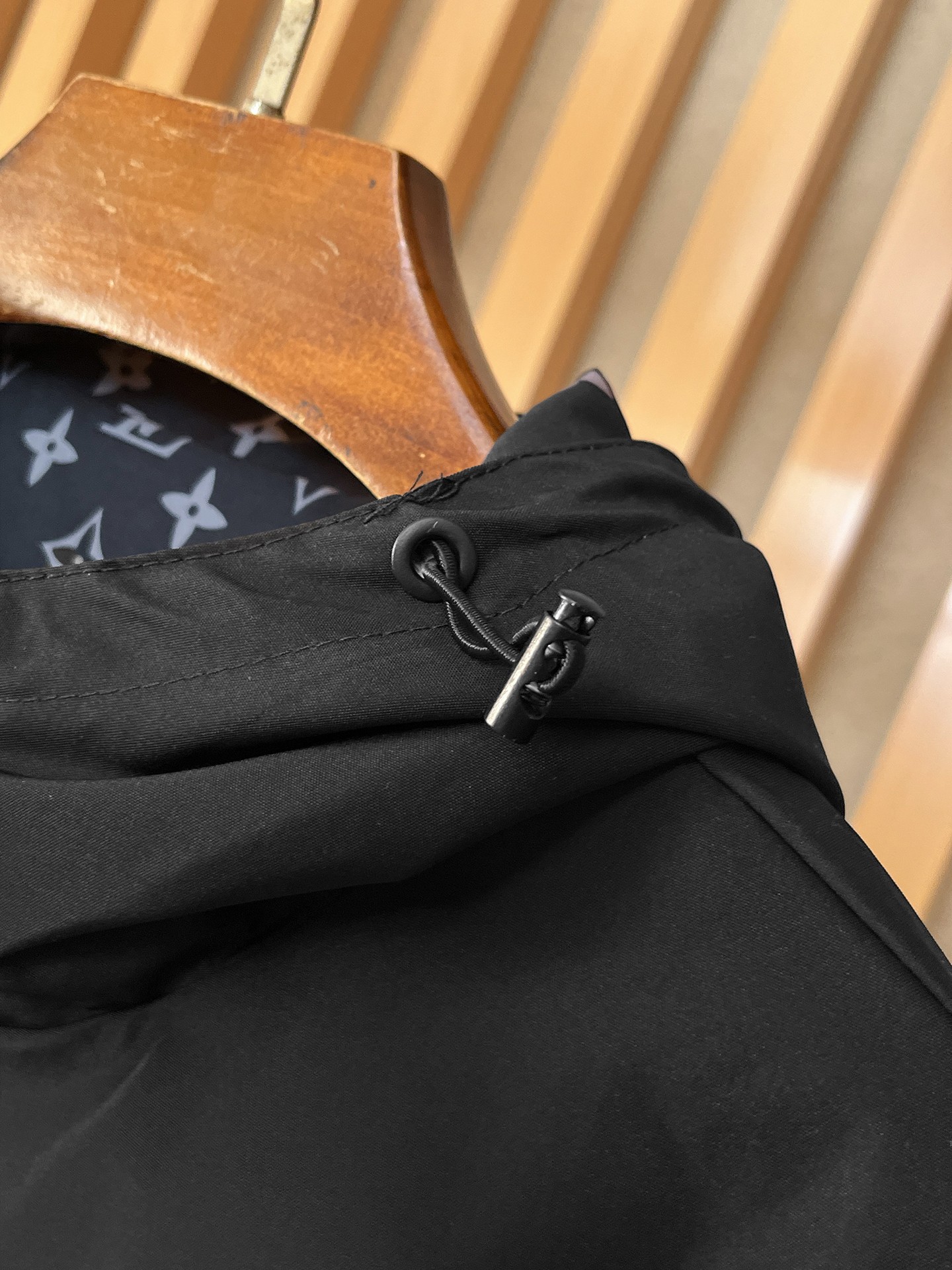 LV高仿黑色簡約刺繡連帽外套 男士百搭休閒夾克| 9 LV高仿黑色簡約刺繡連帽外套 男士百搭休閒夾克