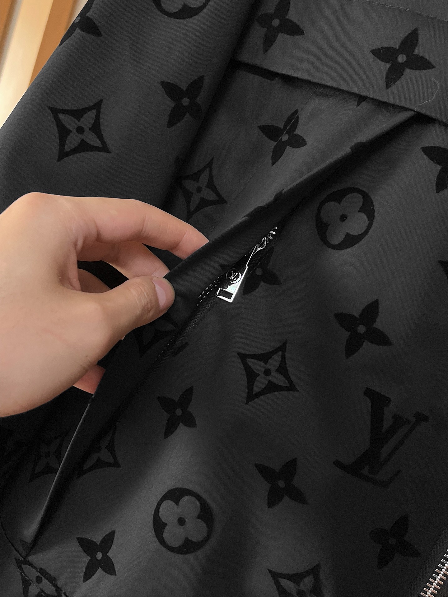 LV A貨黑色滿印Monogram連帽外套 男士防風夾克| 7 LV A貨黑色滿印Monogram連帽外套 男士防風夾克