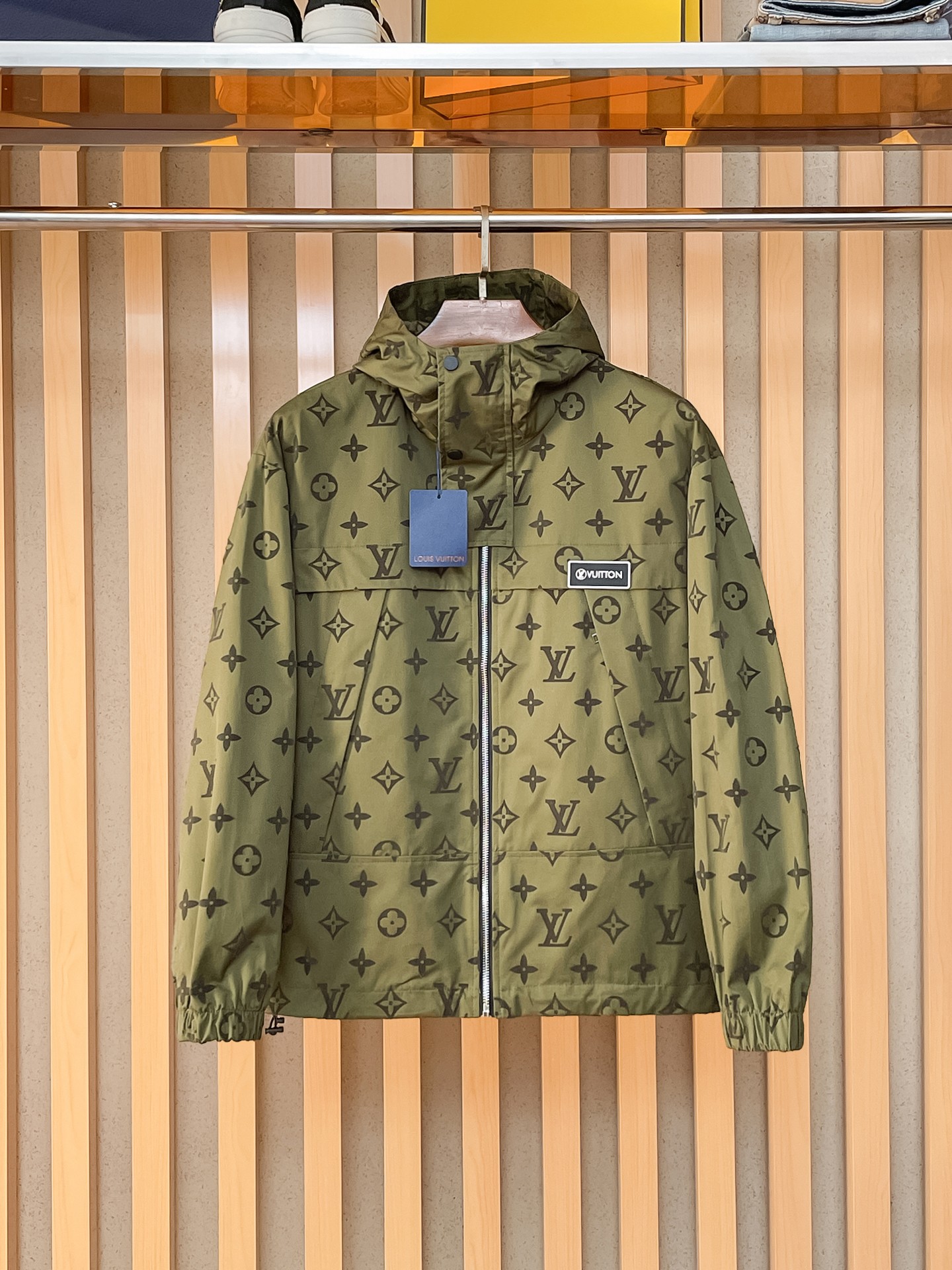 LV高仿軍綠色Monogram滿印連帽外套 男士防風夾克