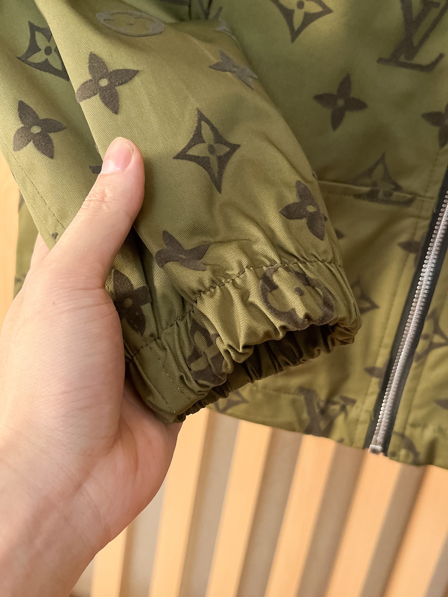LV高仿軍綠色Monogram滿印連帽外套 男士防風夾克| 16 LV高仿軍綠色Monogram滿印連帽外套 男士防風夾克