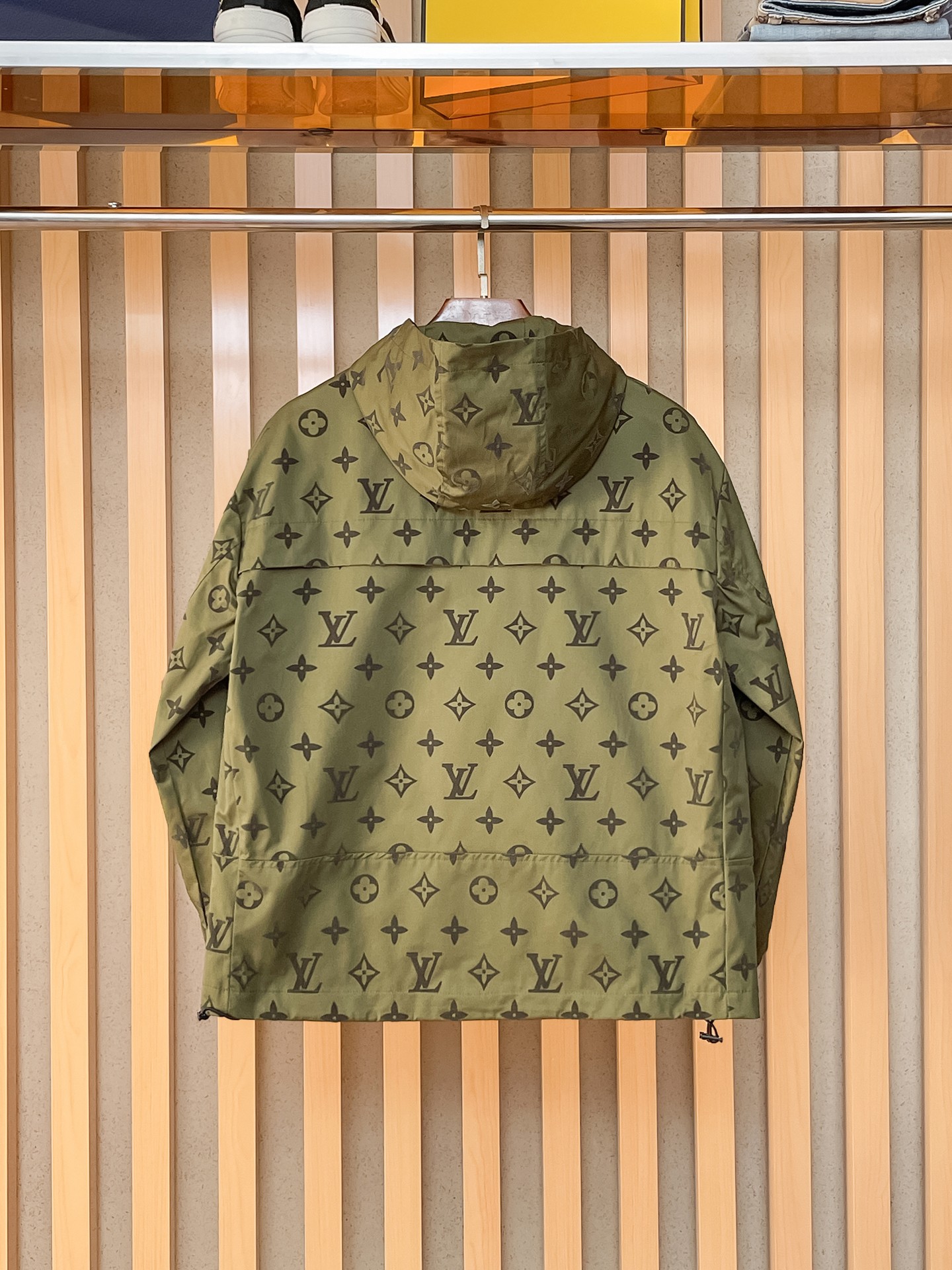 LV高仿軍綠色Monogram滿印連帽外套 男士防風夾克| 14 LV高仿軍綠色Monogram滿印連帽外套 男士防風夾克