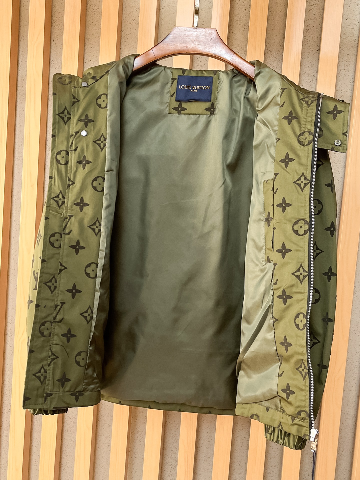LV高仿軍綠色Monogram滿印連帽外套 男士防風夾克| 13 LV高仿軍綠色Monogram滿印連帽外套 男士防風夾克