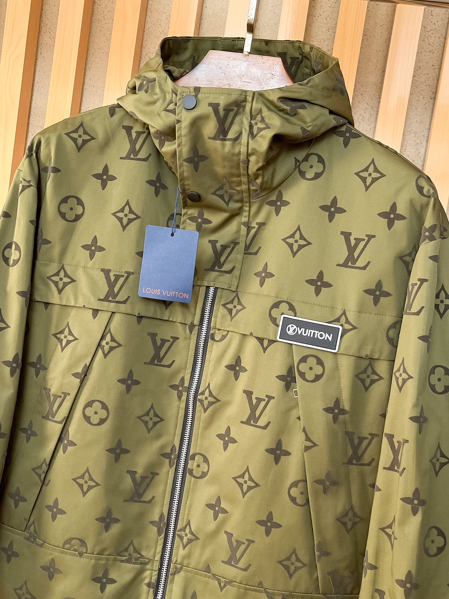LV高仿軍綠色Monogram滿印連帽外套 男士防風夾克| 12 LV高仿軍綠色Monogram滿印連帽外套 男士防風夾克