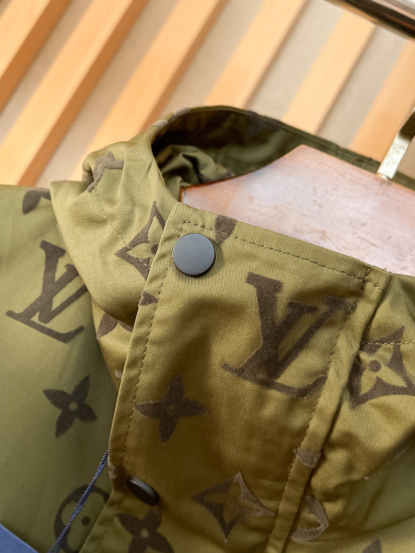 LV高仿軍綠色Monogram滿印連帽外套 男士防風夾克| 10 LV高仿軍綠色Monogram滿印連帽外套 男士防風夾克
