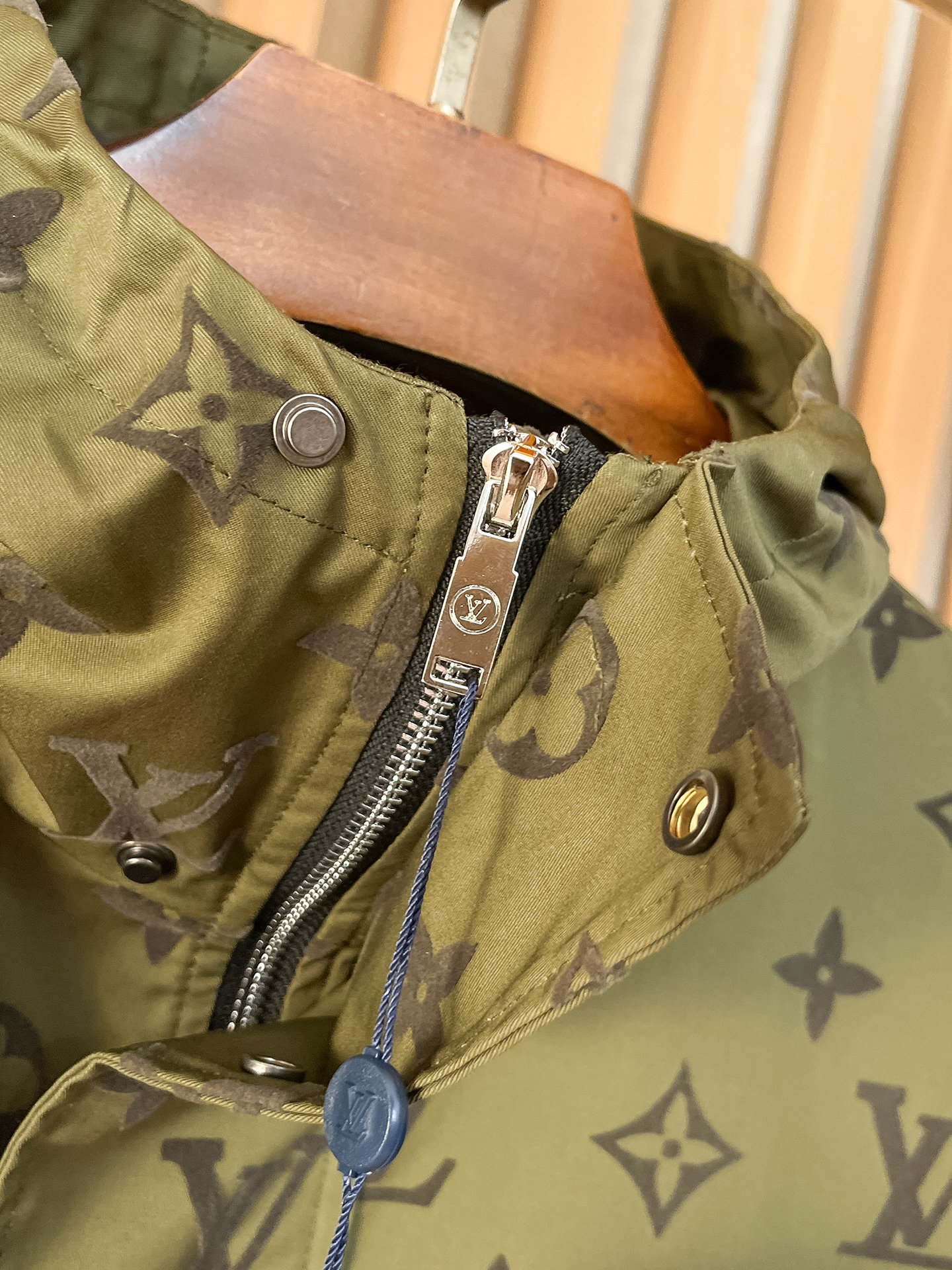 LV高仿軍綠色Monogram滿印連帽外套 男士防風夾克| 9 LV高仿軍綠色Monogram滿印連帽外套 男士防風夾克