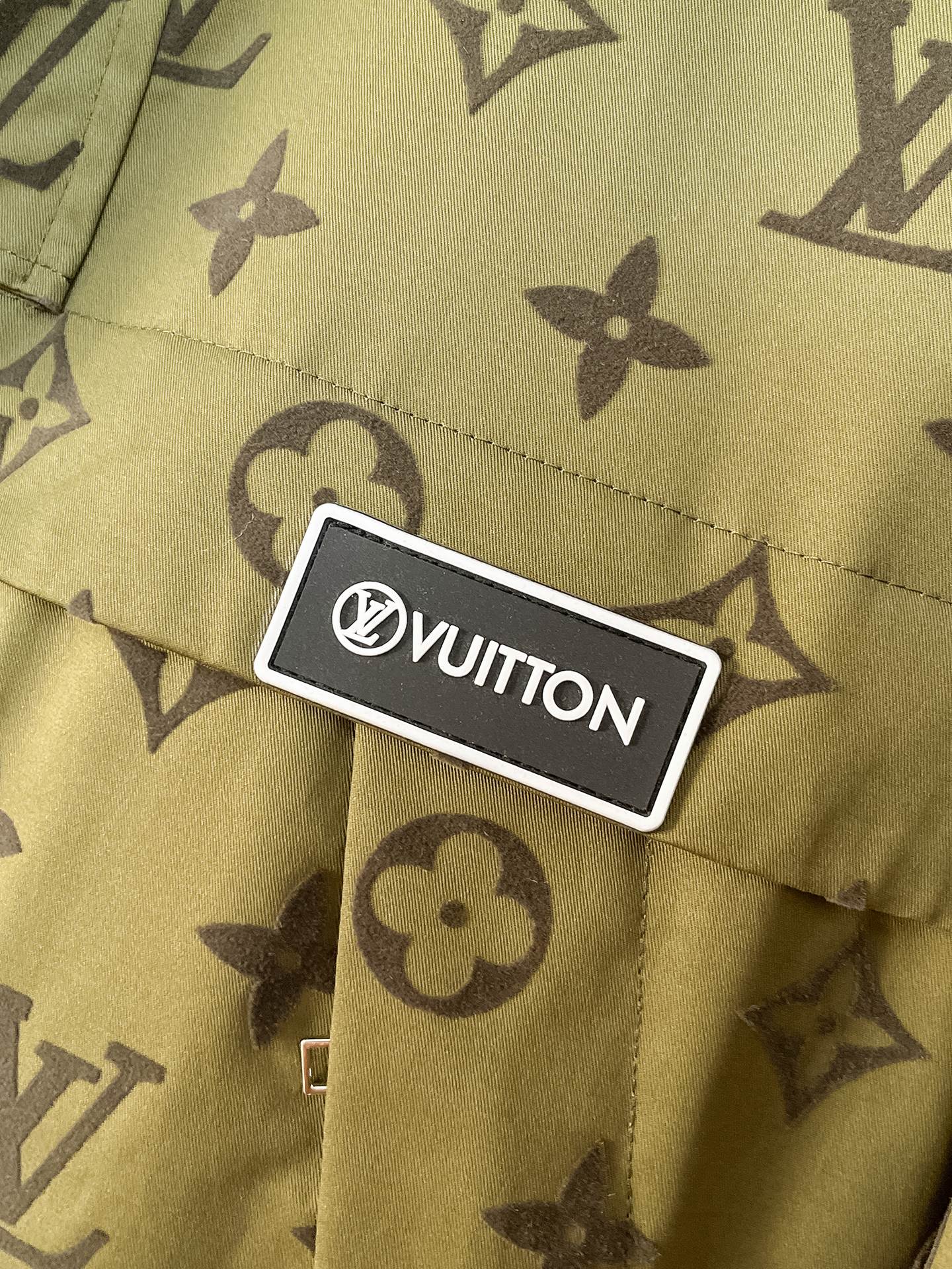 LV高仿軍綠色Monogram滿印連帽外套 男士防風夾克| 8 LV高仿軍綠色Monogram滿印連帽外套 男士防風夾克