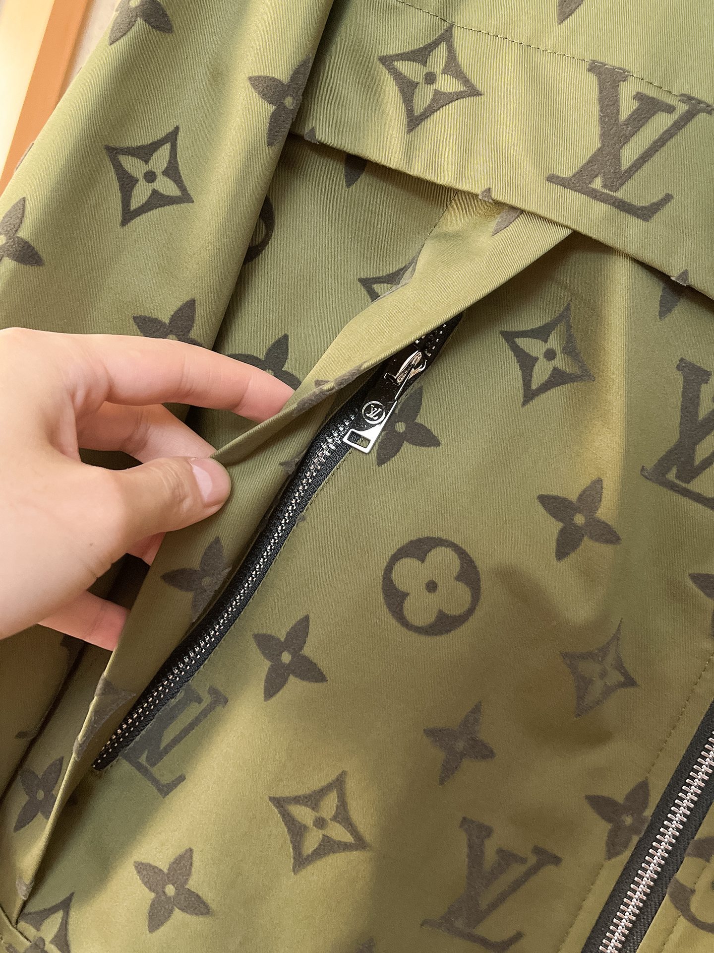 LV高仿軍綠色Monogram滿印連帽外套 男士防風夾克| 7 LV高仿軍綠色Monogram滿印連帽外套 男士防風夾克
