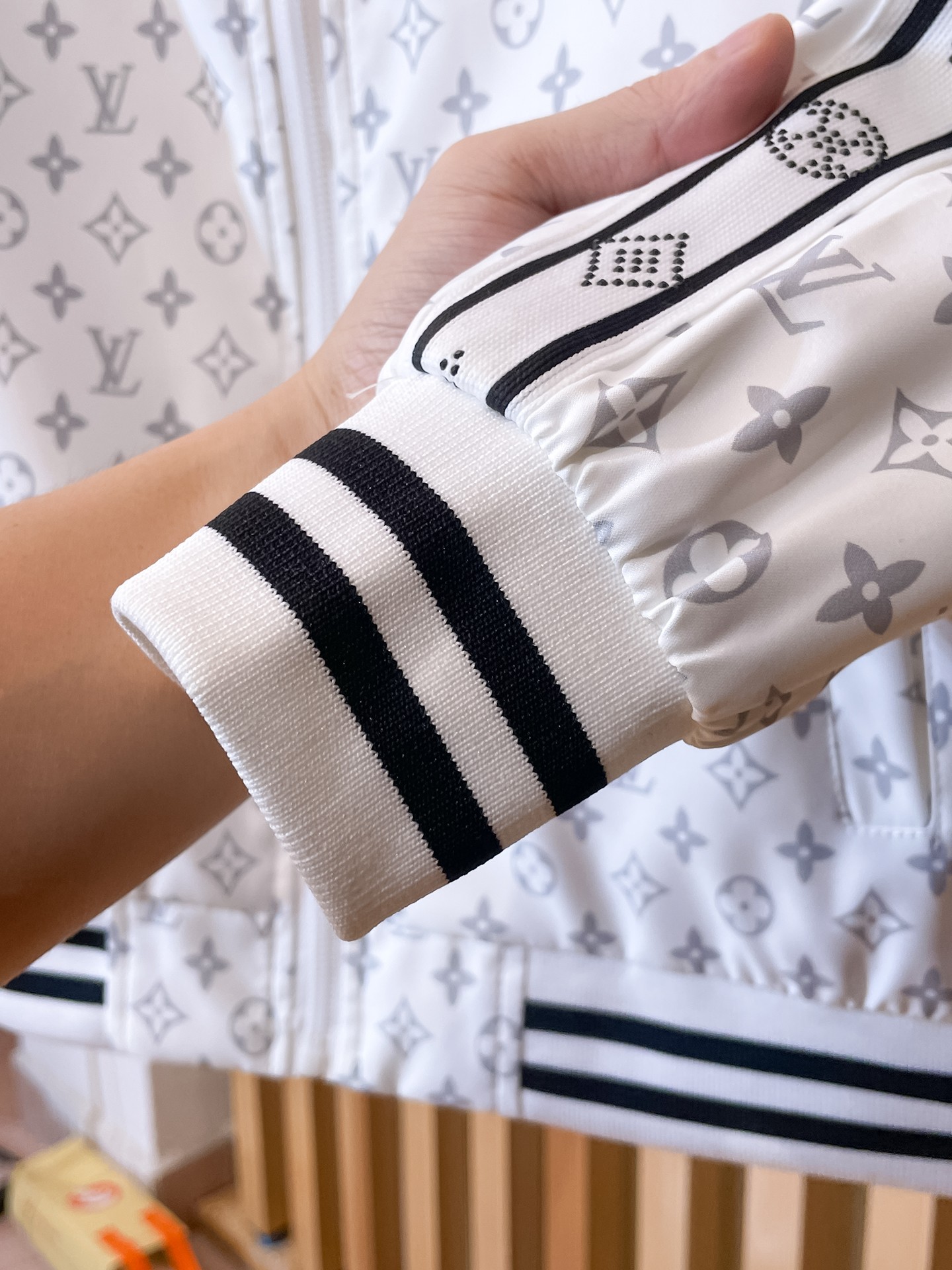 LV一比一白灰Monogram運動外套 男士立領拉鏈夾克| 15 LV一比一白灰Monogram運動外套 男士立領拉鏈夾克