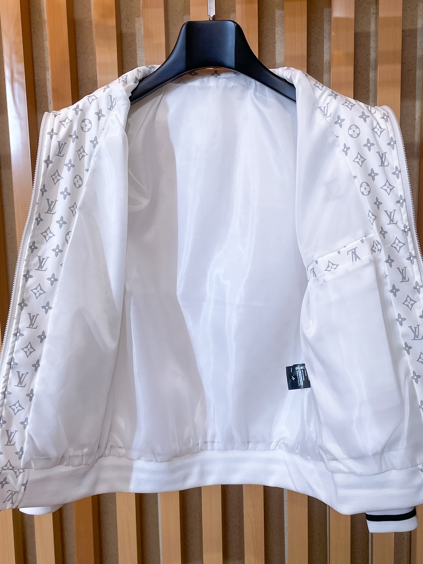 LV一比一白灰Monogram運動外套 男士立領拉鏈夾克| 13 LV一比一白灰Monogram運動外套 男士立領拉鏈夾克