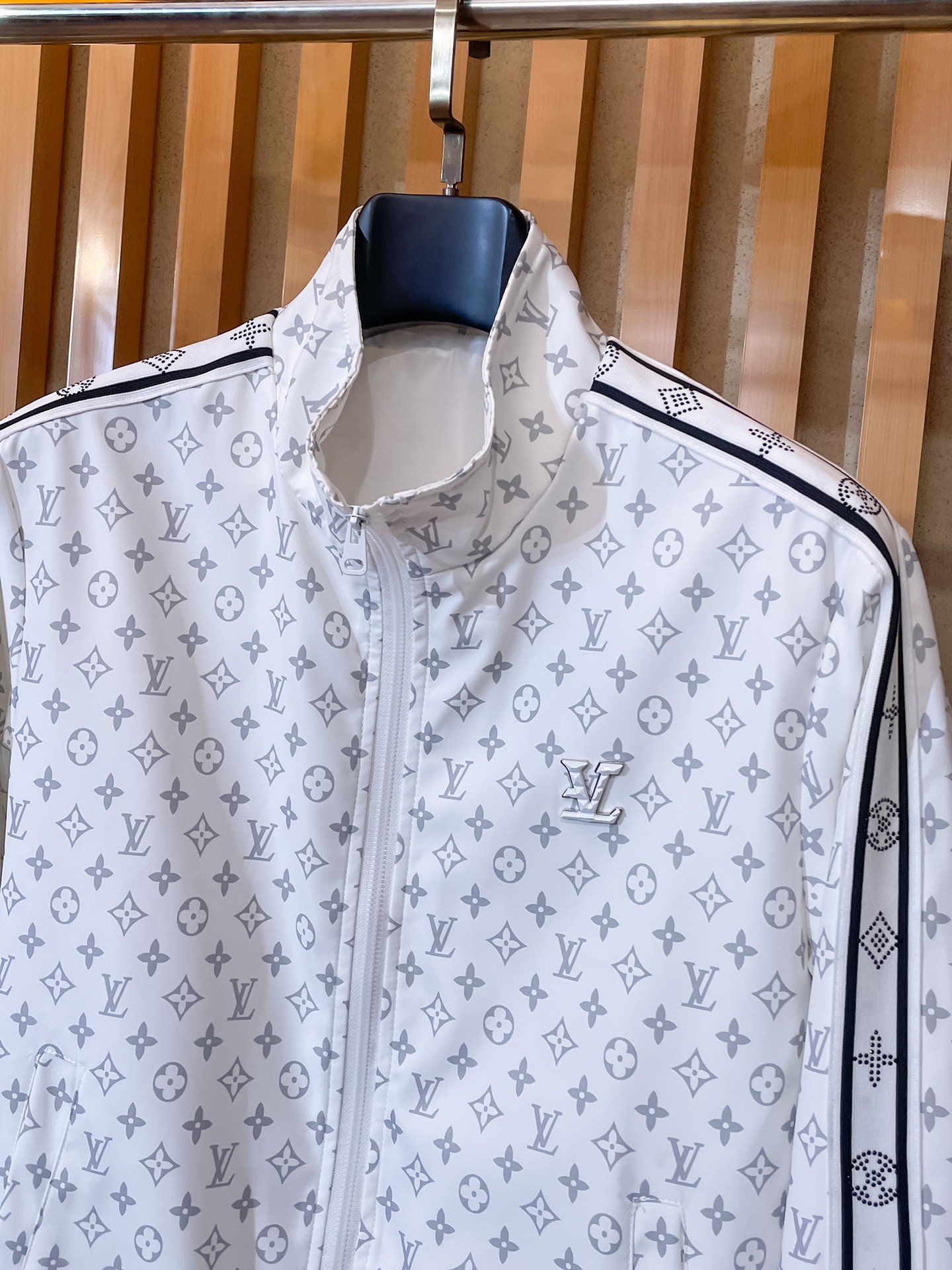 LV一比一白灰Monogram運動外套 男士立領拉鏈夾克| 12 LV一比一白灰Monogram運動外套 男士立領拉鏈夾克