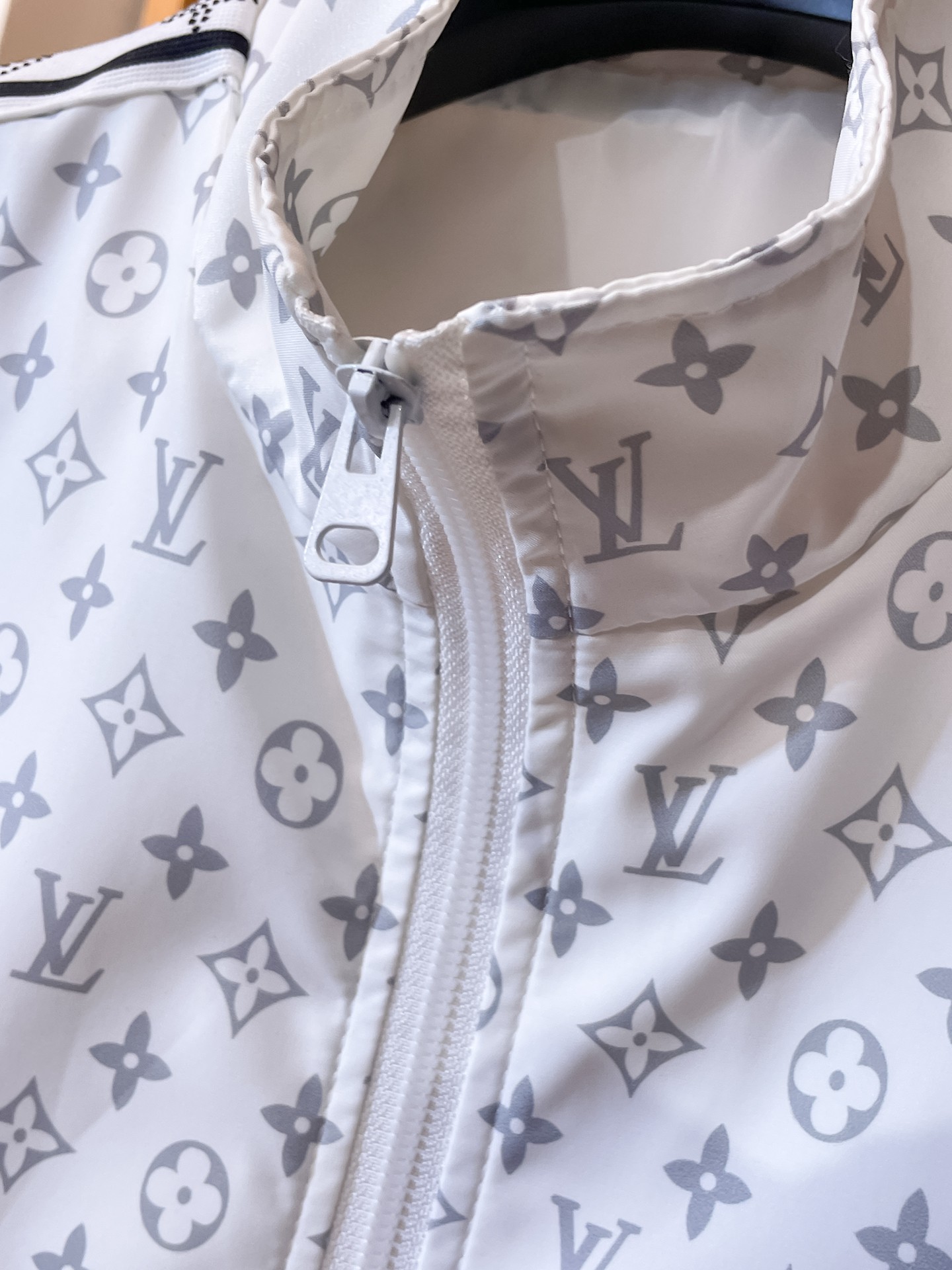 LV一比一白灰Monogram運動外套 男士立領拉鏈夾克| 11 LV一比一白灰Monogram運動外套 男士立領拉鏈夾克