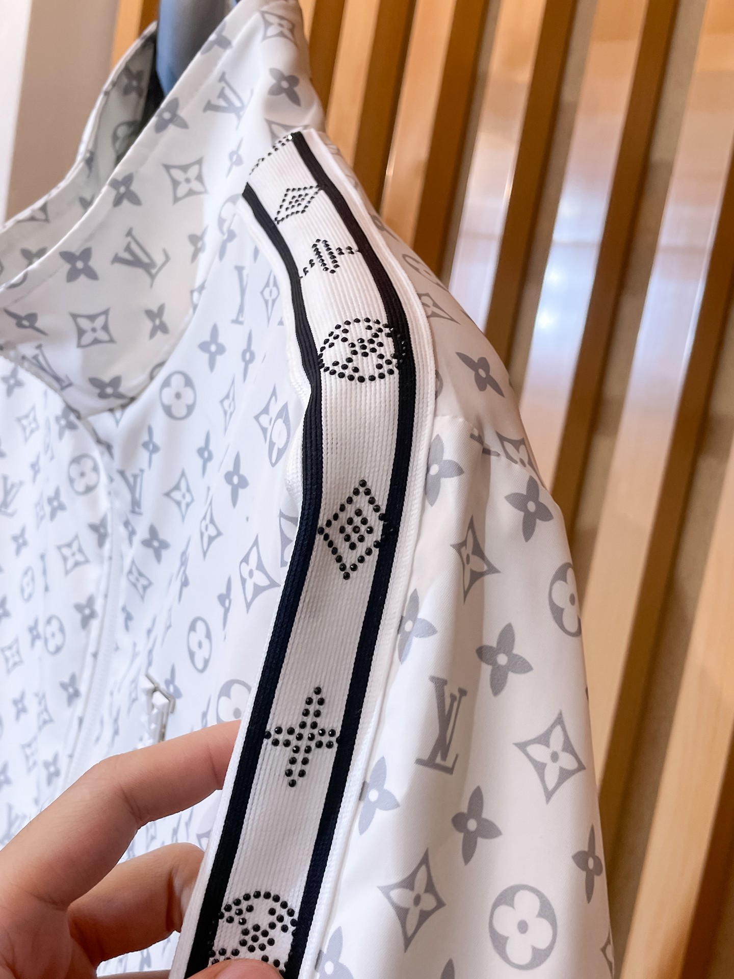 LV一比一白灰Monogram運動外套 男士立領拉鏈夾克| 10 LV一比一白灰Monogram運動外套 男士立領拉鏈夾克