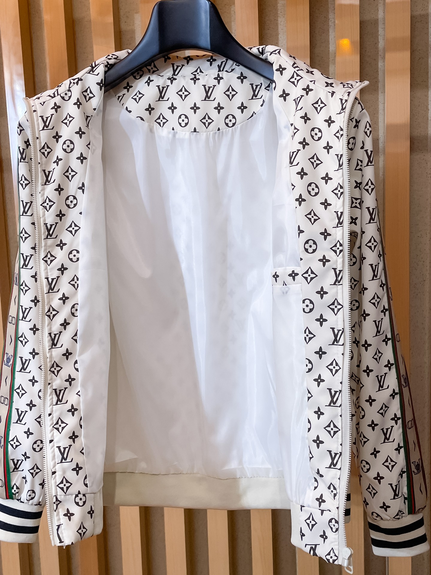 LV原單白色Monogram拼條運動外套 男士休閒夾克| 13 LV原單白色Monogram拼條運動外套 男士休閒夾克