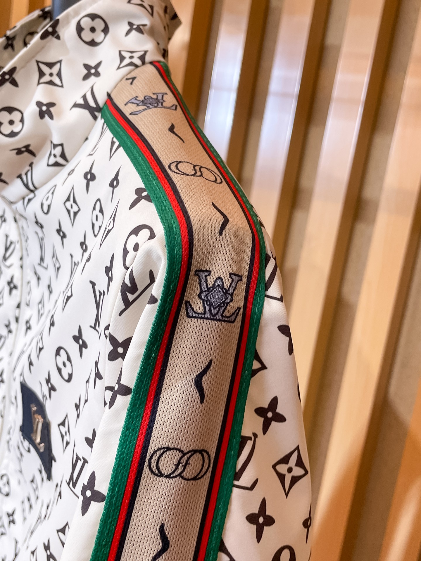 LV原單白色Monogram拼條運動外套 男士休閒夾克| 10 LV原單白色Monogram拼條運動外套 男士休閒夾克
