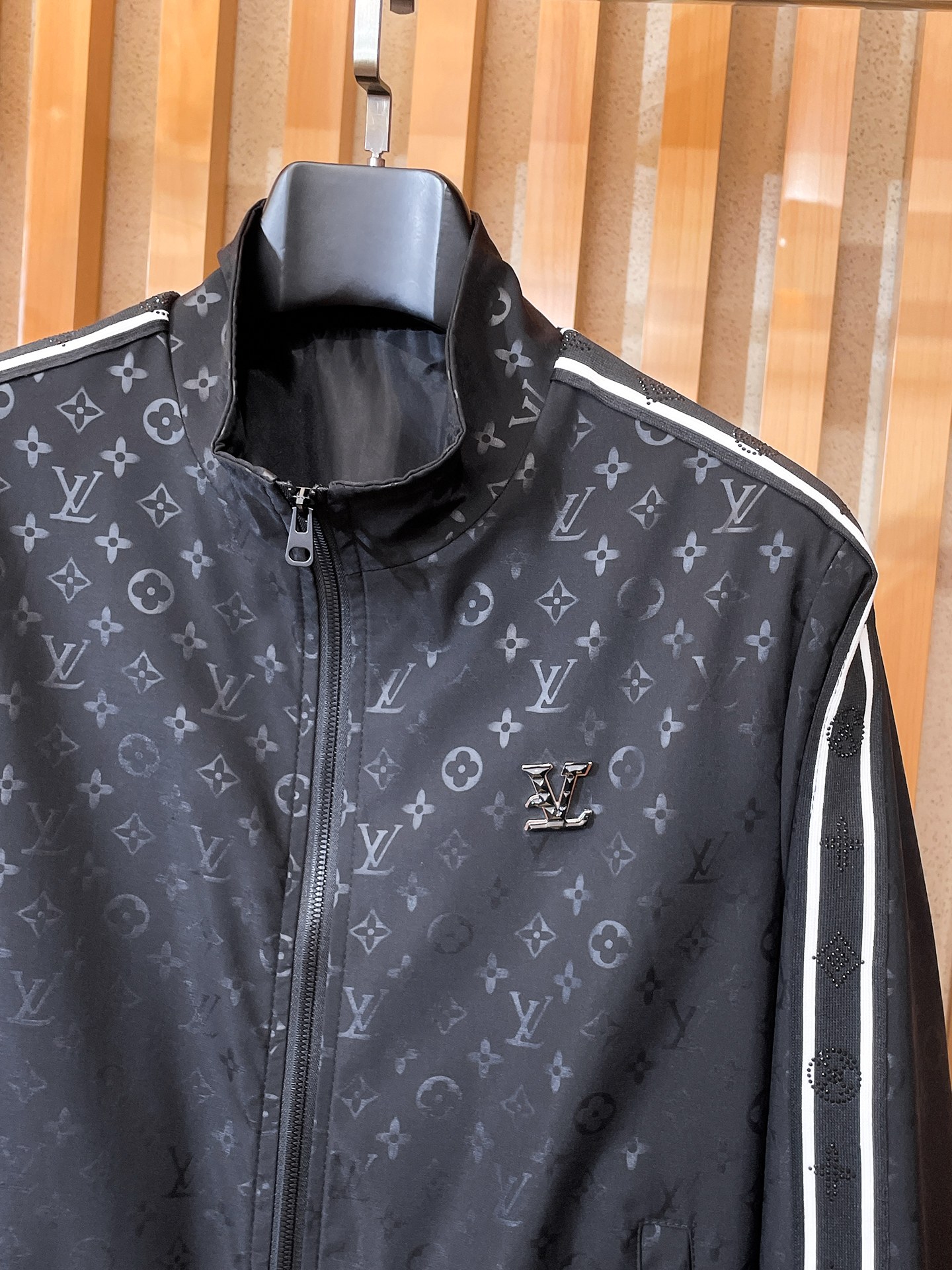 LV高仿黑色Monogram運動條紋外套 男士立領夾克| 12 LV高仿黑色Monogram運動條紋外套 男士立領夾克