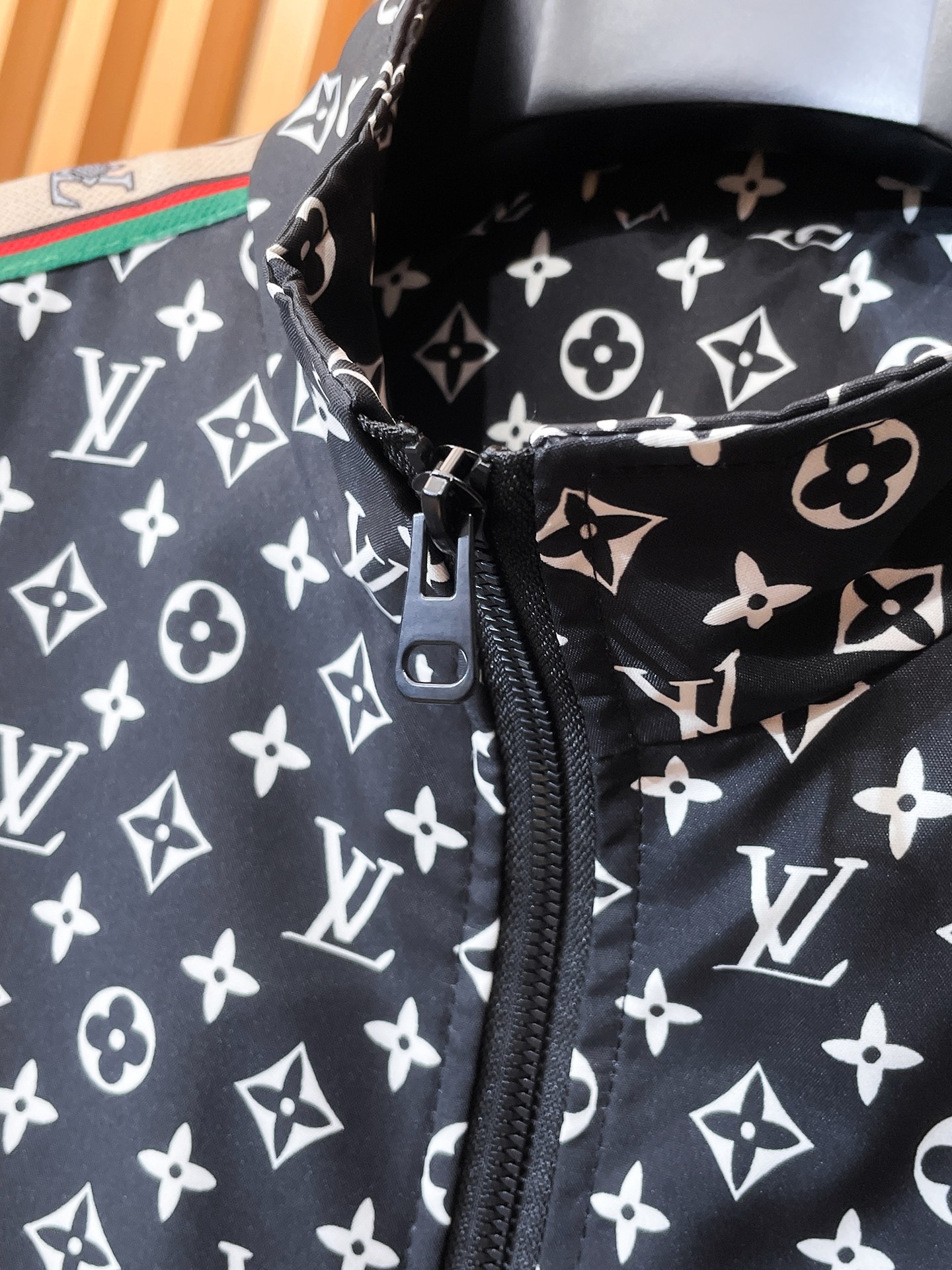 LV A貨黑色滿印拼條運動外套 男士休閒拉鏈夾克| 11 LV A貨黑色滿印拼條運動外套 男士休閒拉鏈夾克