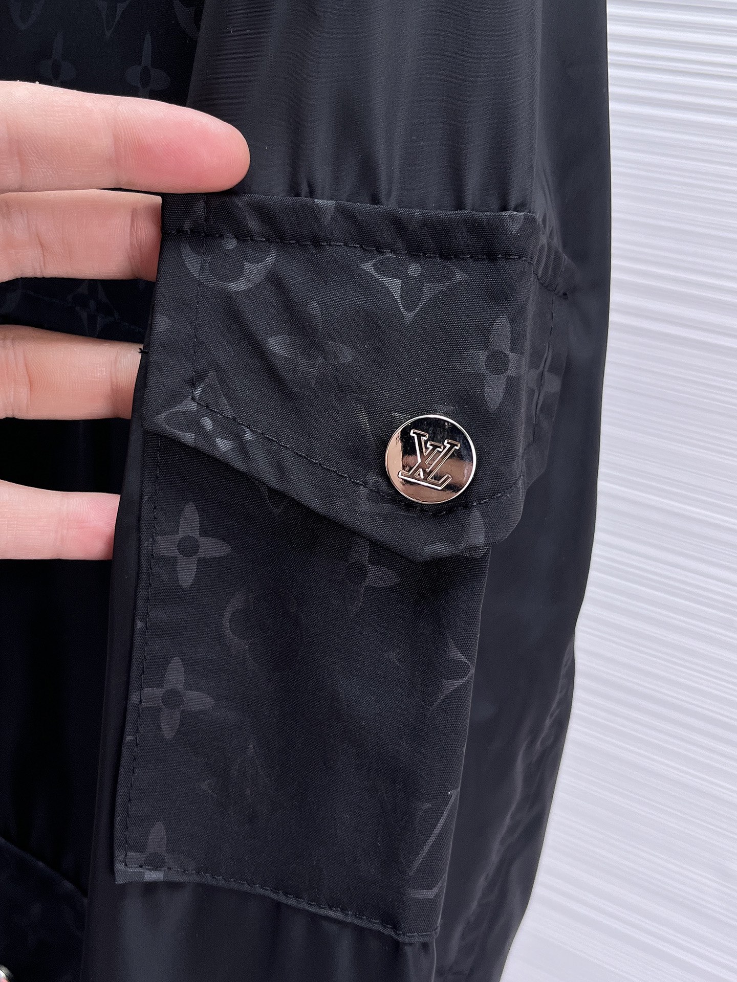 高仿LV男士外套 黑色Monogram拼接連帽防風夾克| 10 高仿LV男士外套 黑色Monogram拼接連帽防風夾克