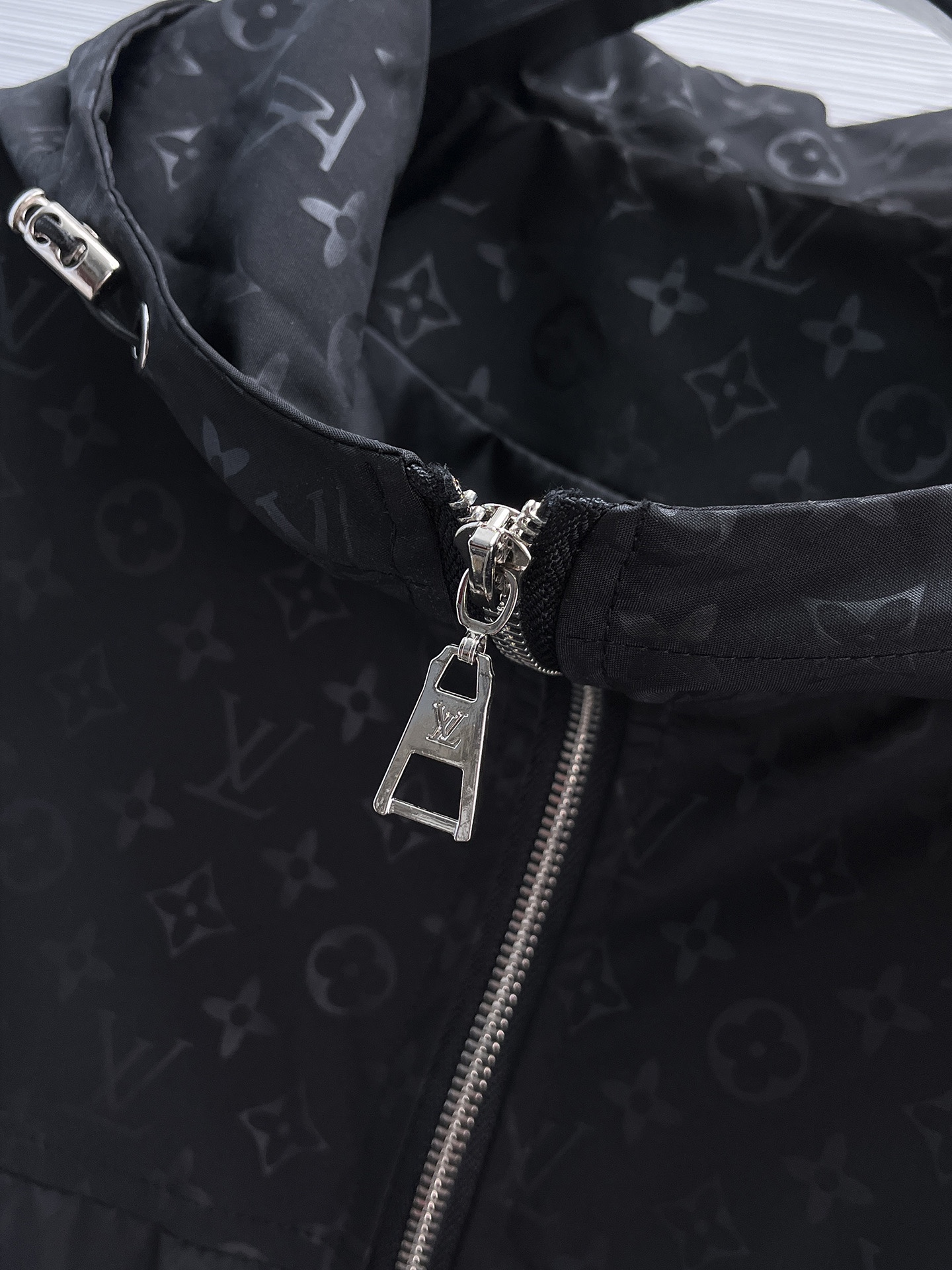 高仿LV男士外套 黑色Monogram拼接連帽防風夾克| 8 高仿LV男士外套 黑色Monogram拼接連帽防風夾克